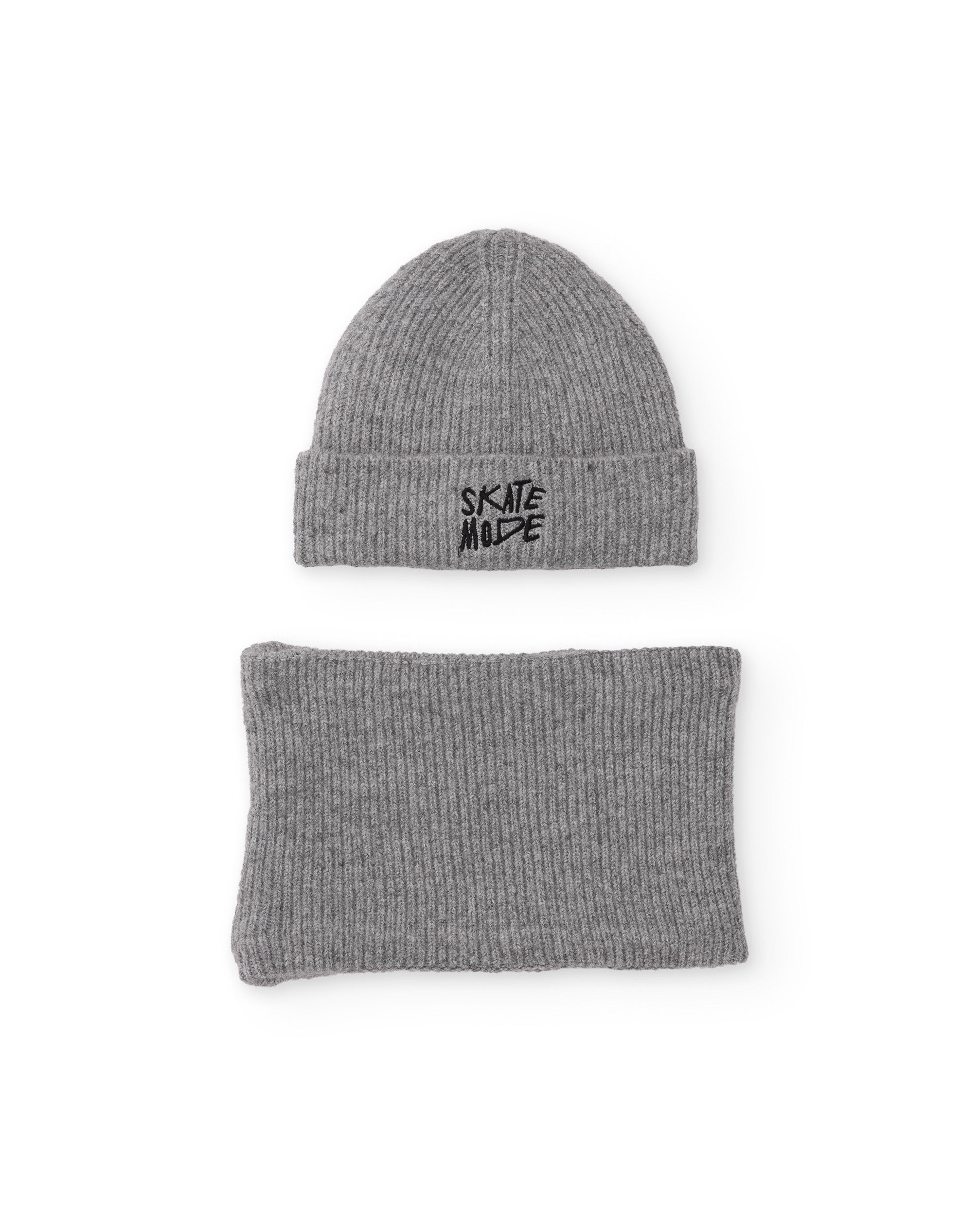 Set de niño de tricot con gorro y braga de cuello a juego