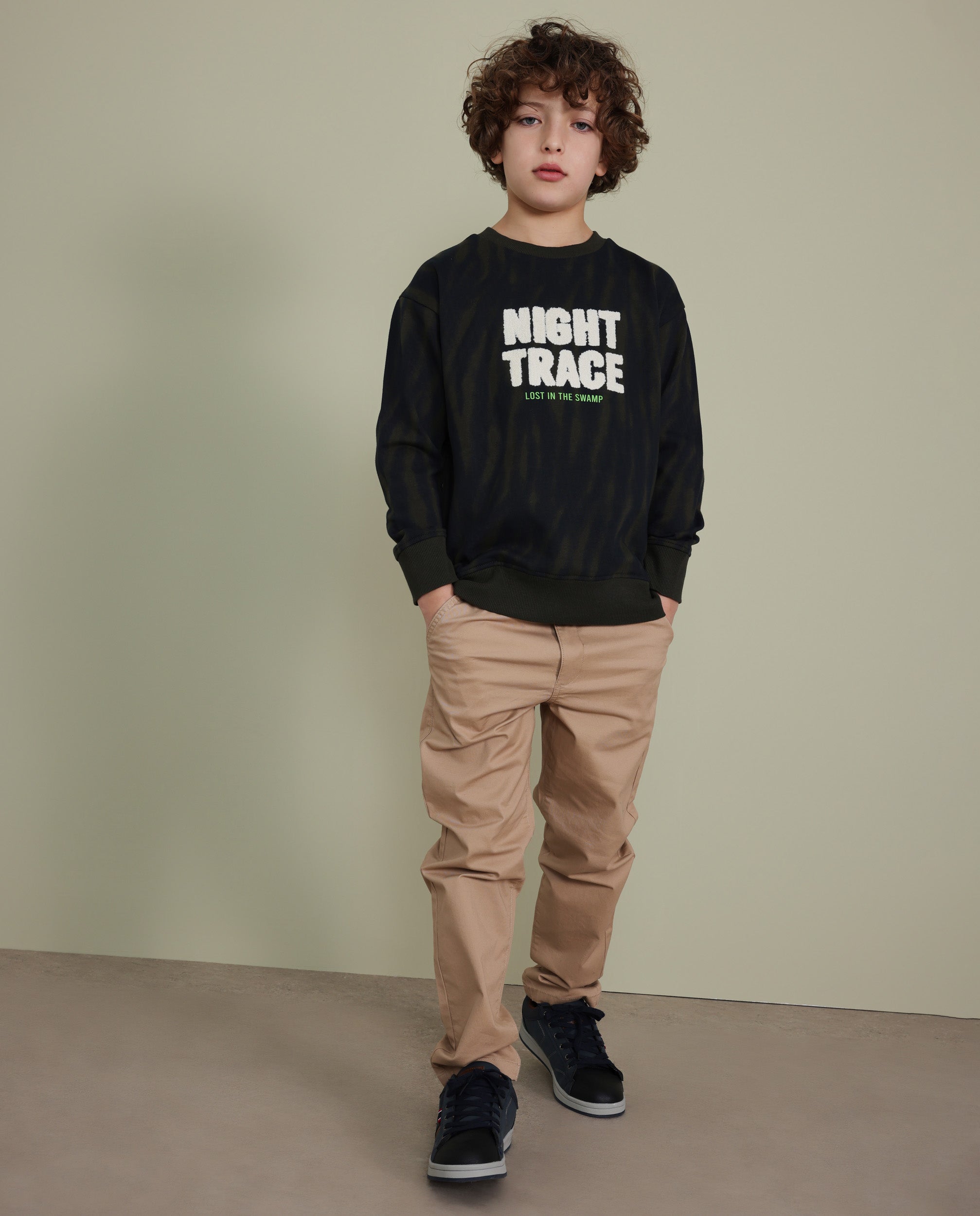 Chino de niño con cintura elástica y bolsillos laterales