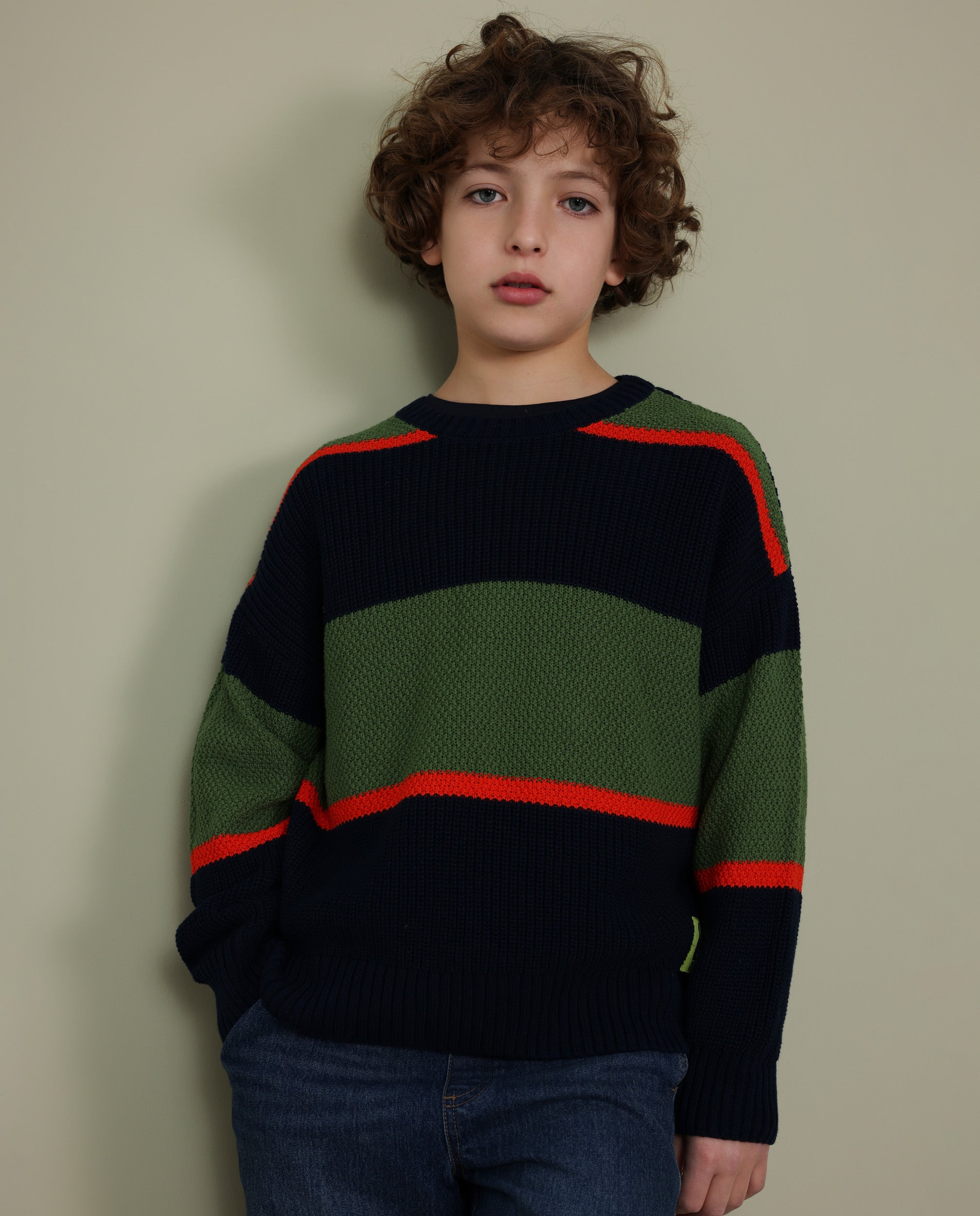 Jersey de niño de tricot con rayas en contraste y tonos vivos