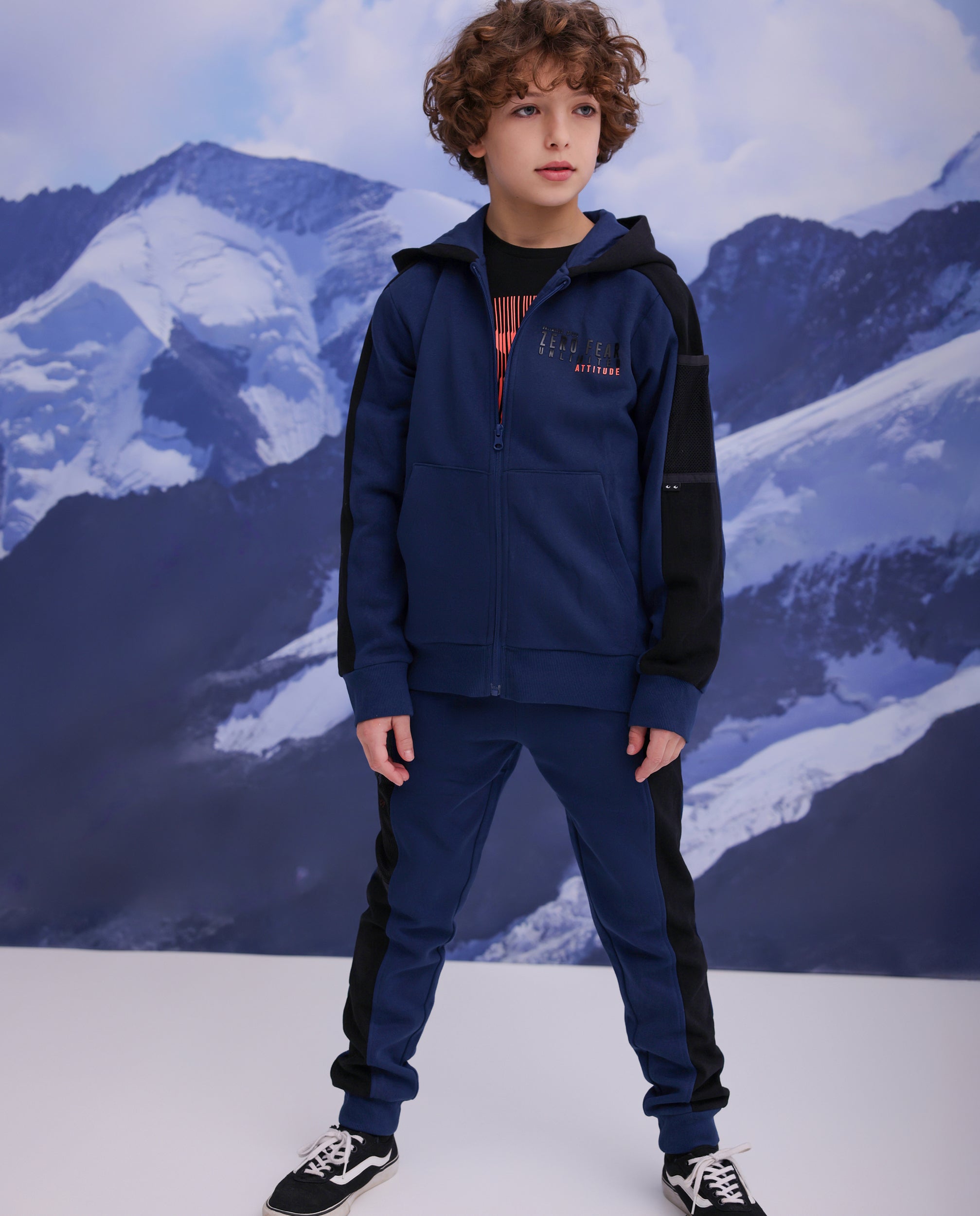 Pantalón de niño de felpa con detalles oscuros a contraste