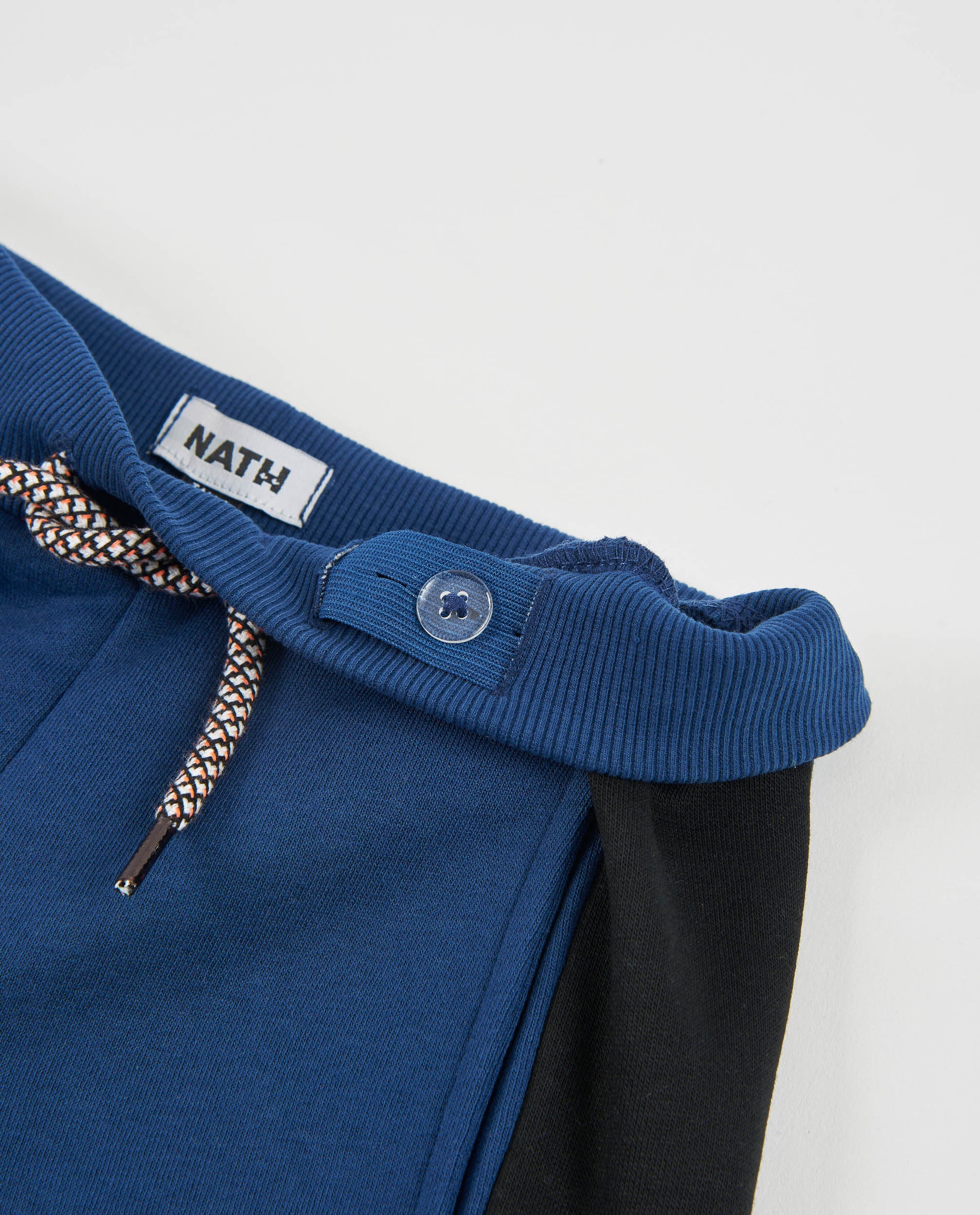Pantalón de niño de felpa con detalles oscuros a contraste