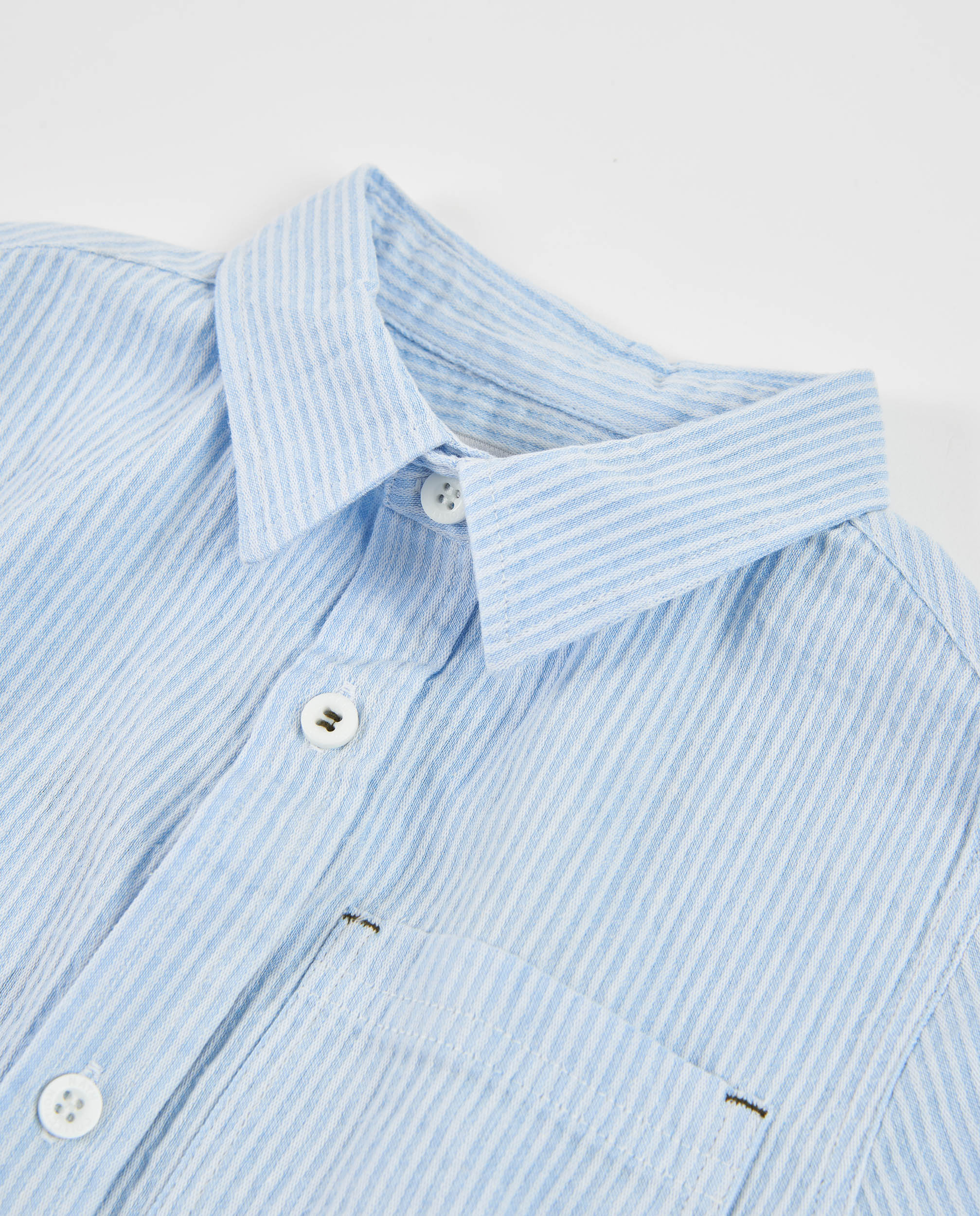 Camisa de niño de algodón con rayas finas y bolsillo frontal