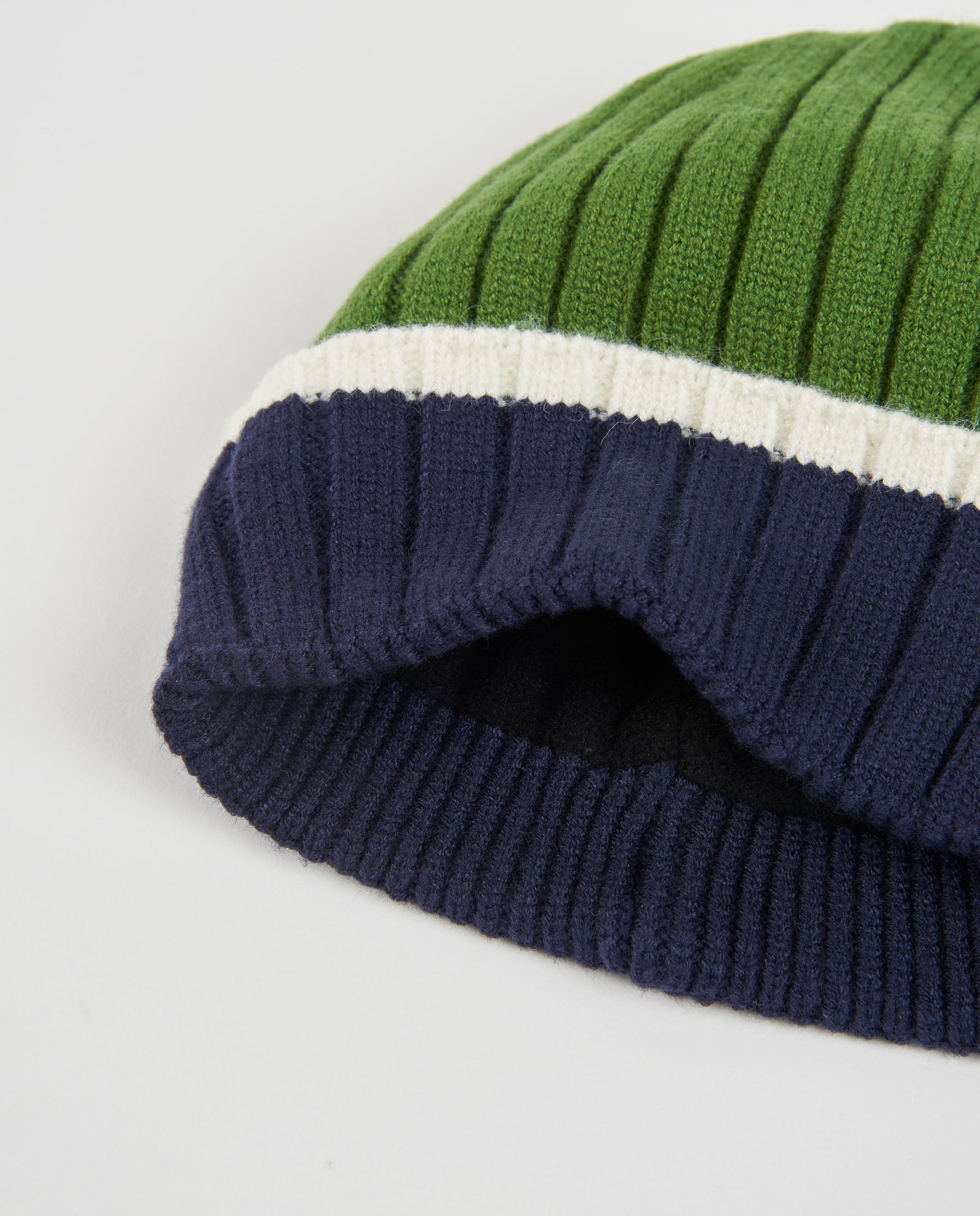 Conjunto de niño de tricot con gorro y braga de cuello de rayas bicolor