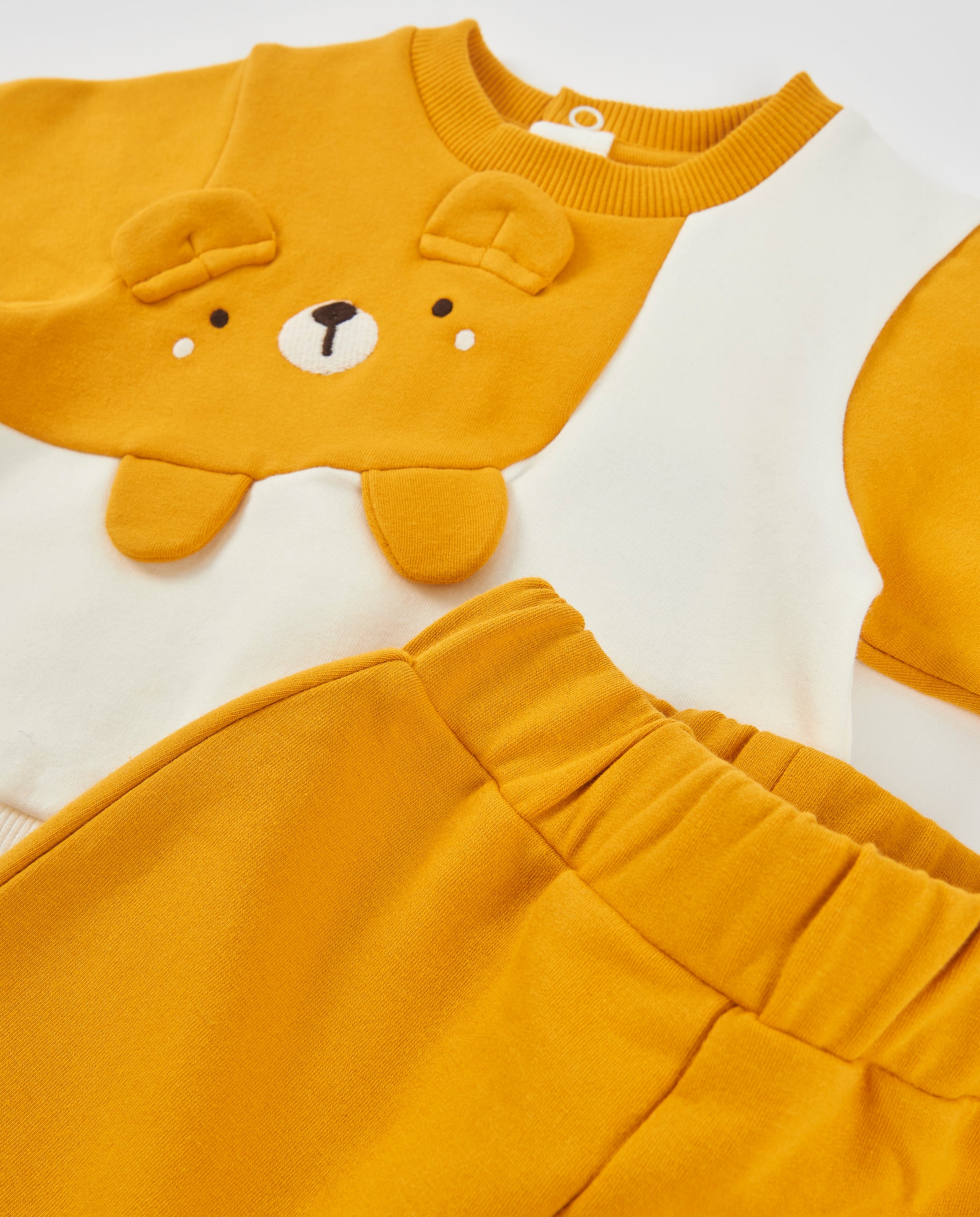 Conjunto de felpa de bebé con detalle de oso en relieve