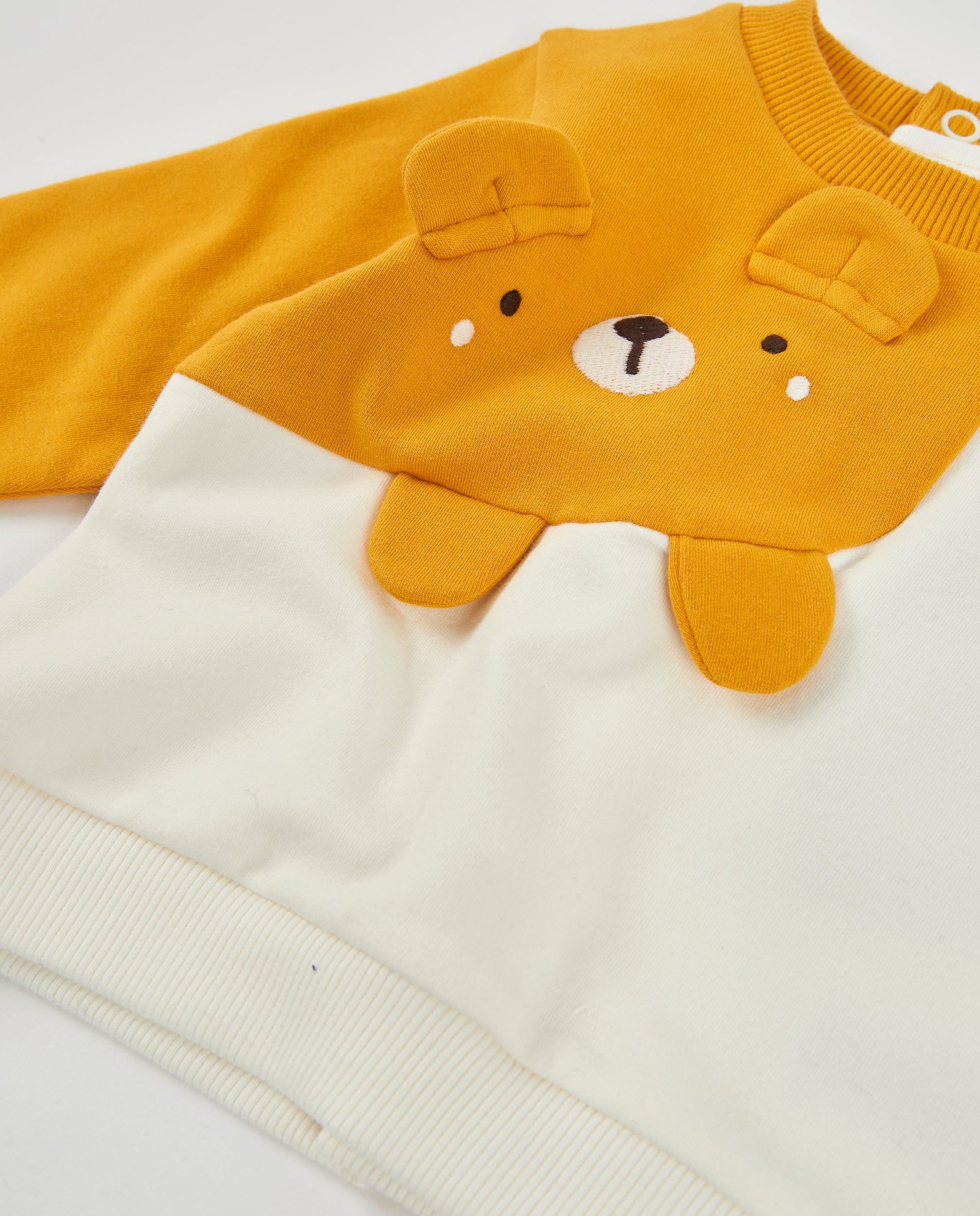 Conjunto de felpa de bebé con detalle de oso en relieve