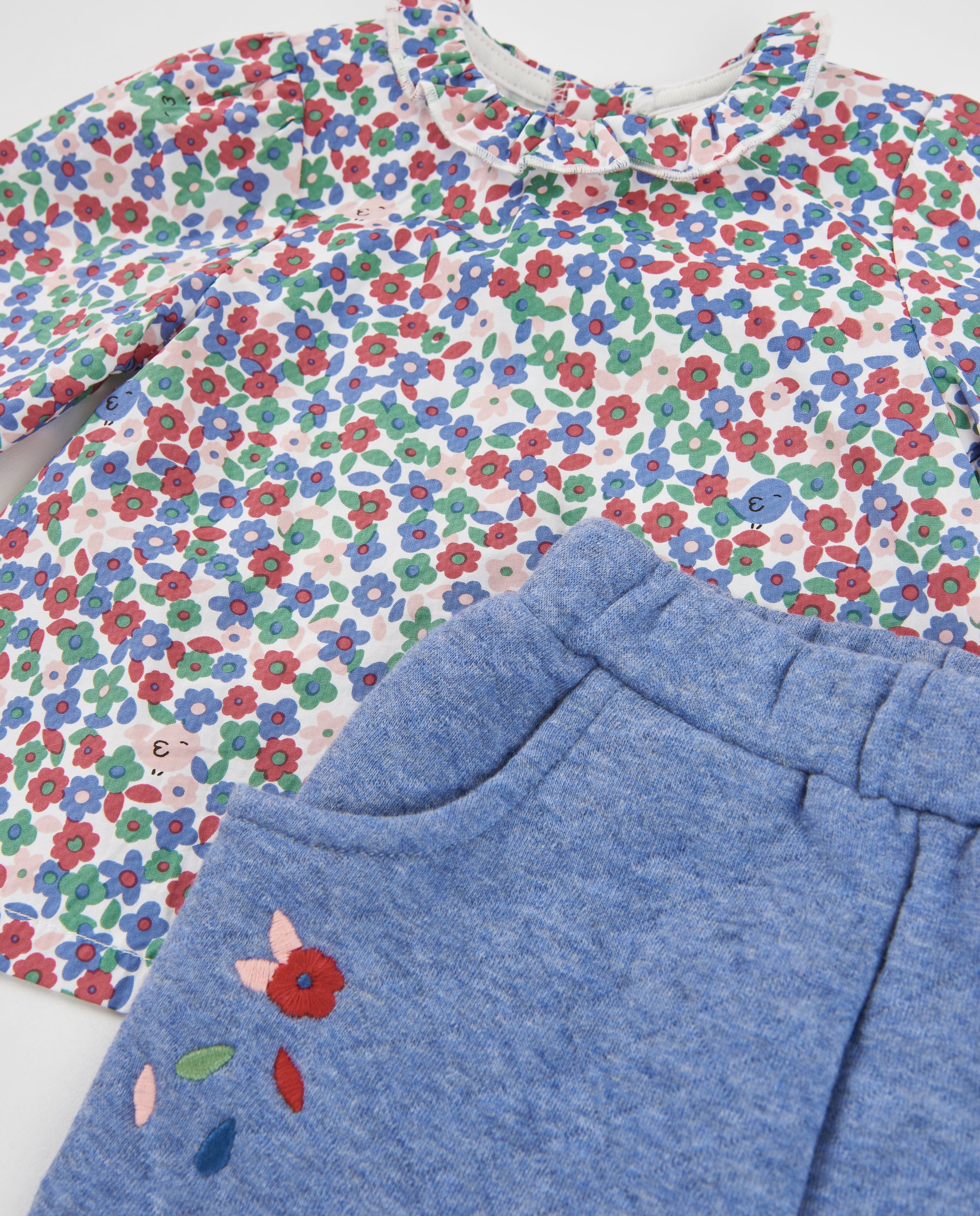 Conjunto de bebé con blusa floral de tela plana  y pantalón de punto