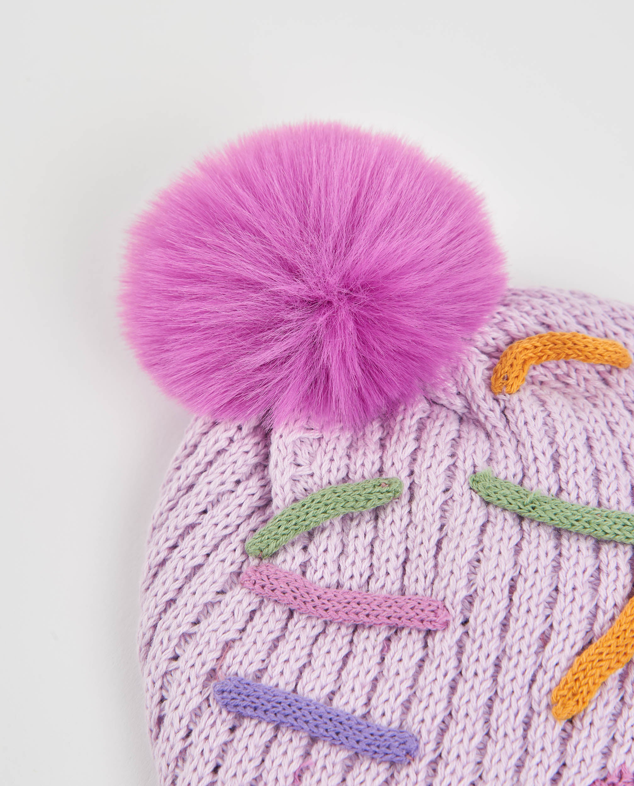 Gorro de bebé de tricot con pompón decorativo