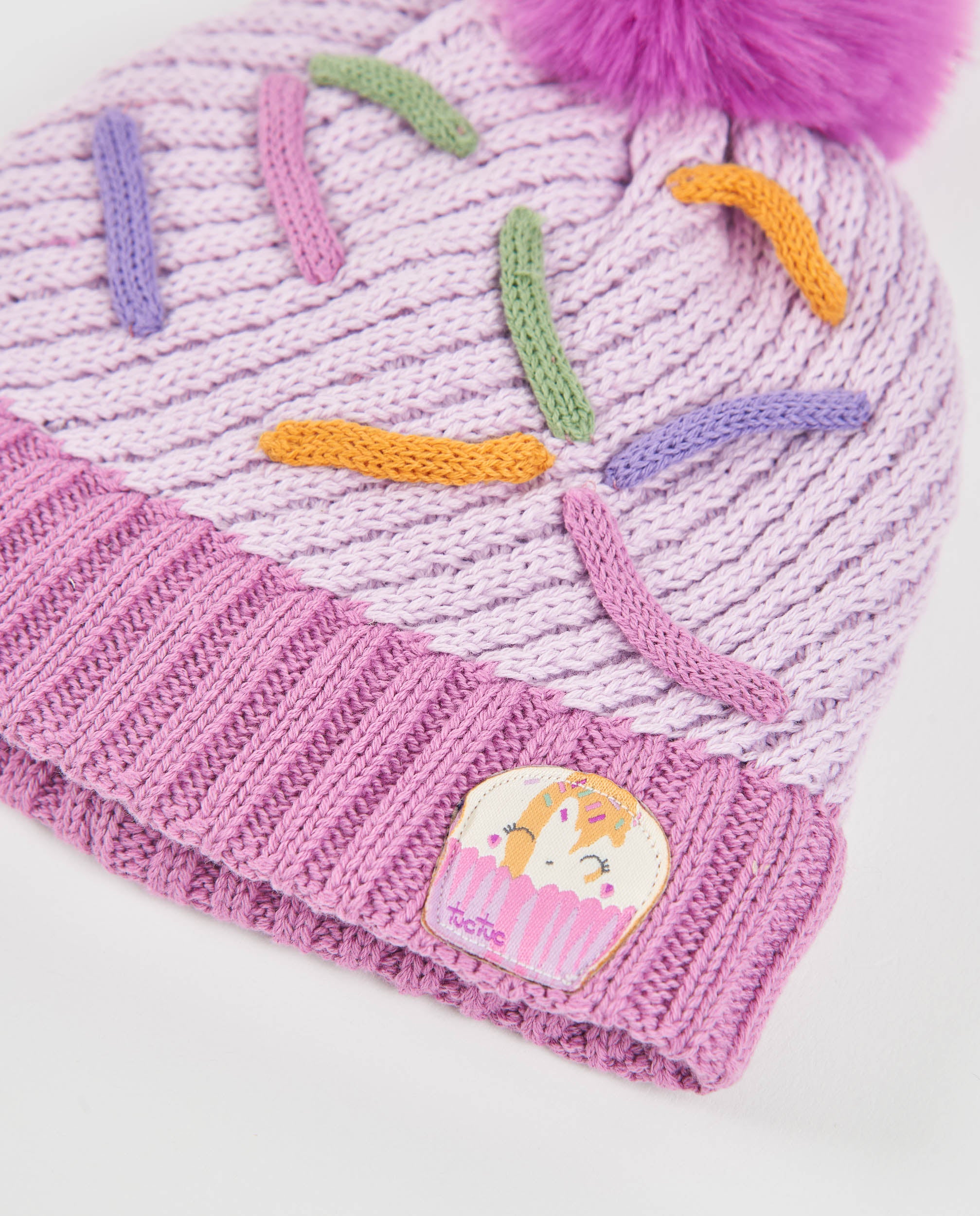 Gorro de bebé de tricot con pompón decorativo