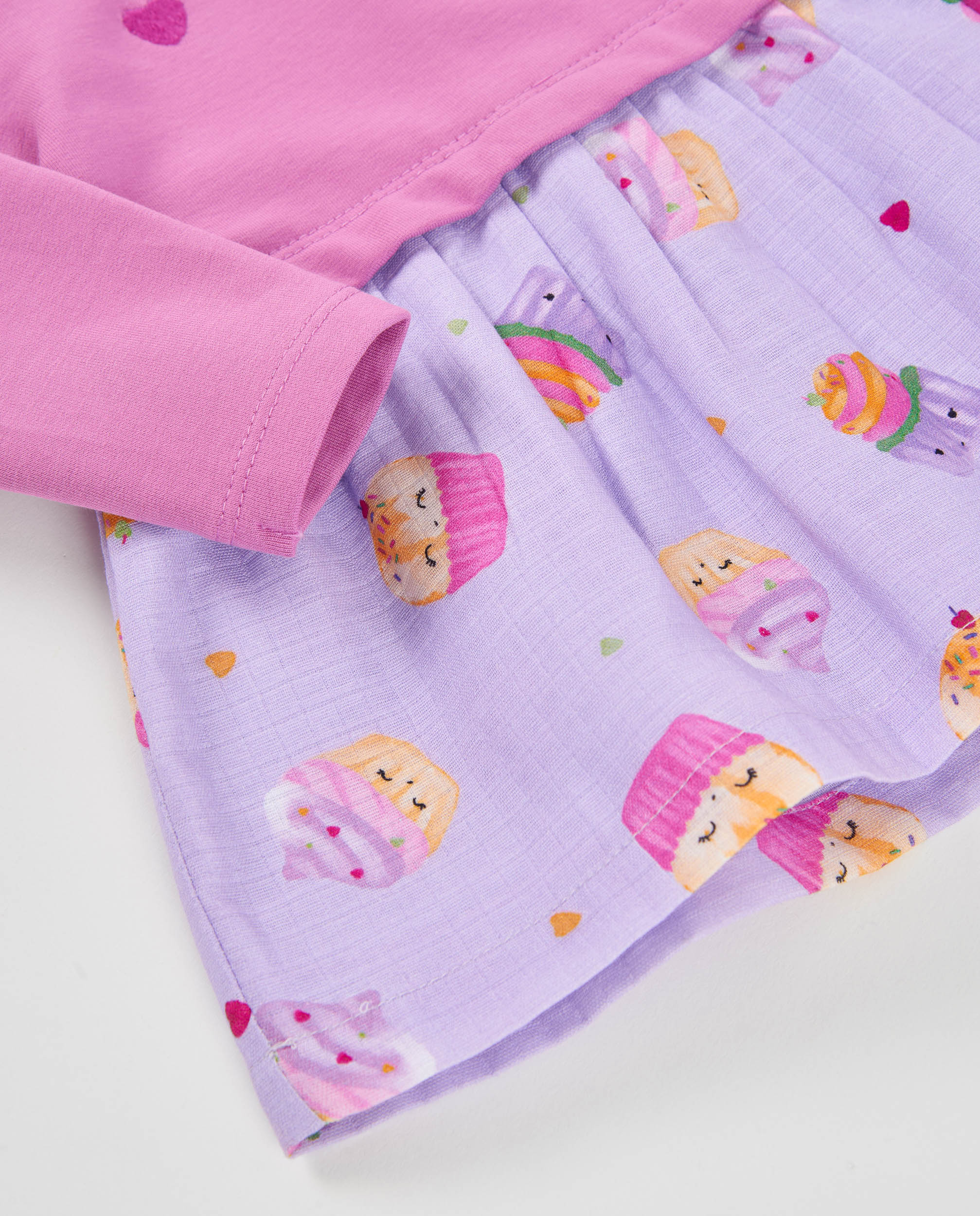 Vestido de tela plana de bebé con volantes en los hombros