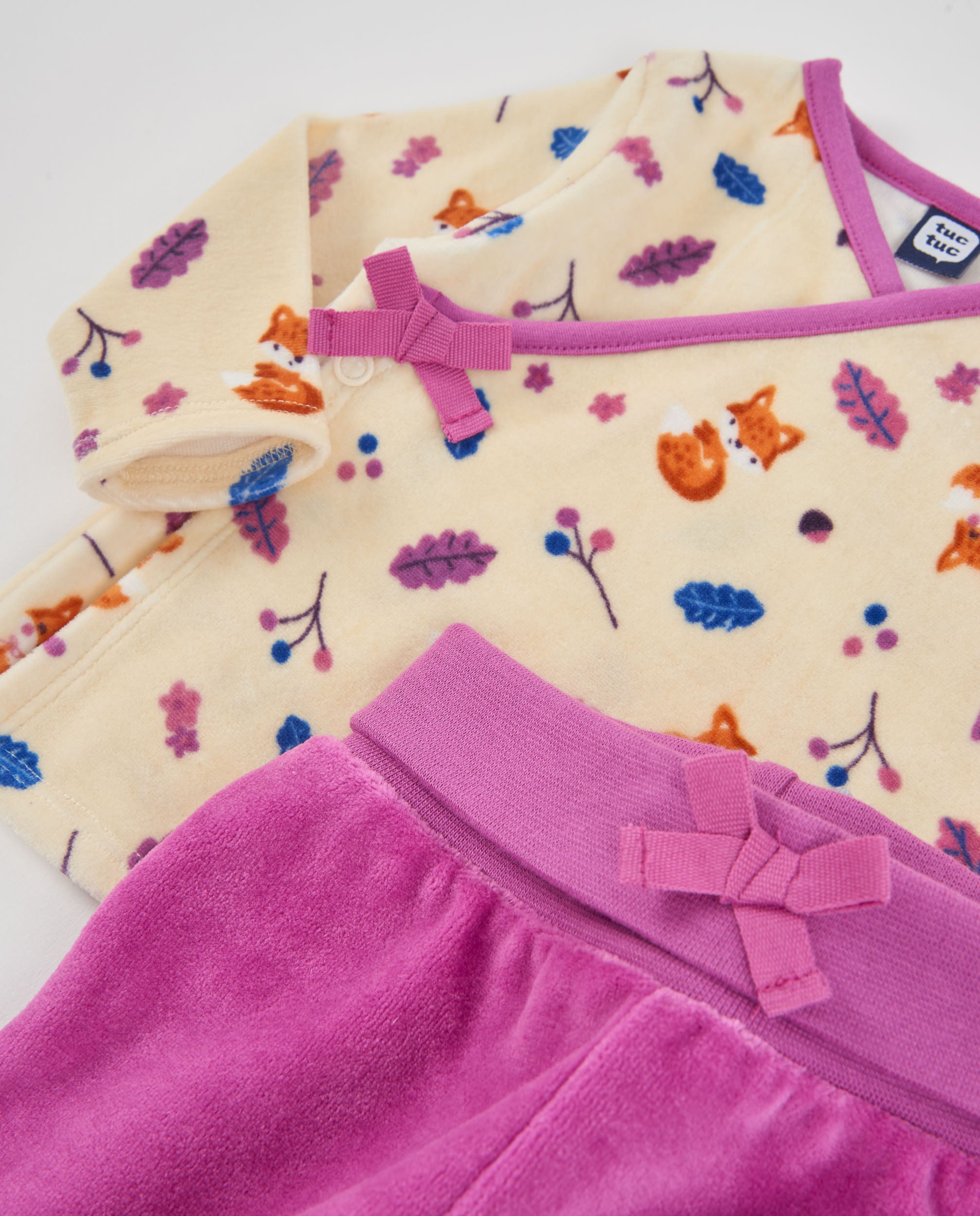 Conjunto de punto de bebé con camiseta cruzada