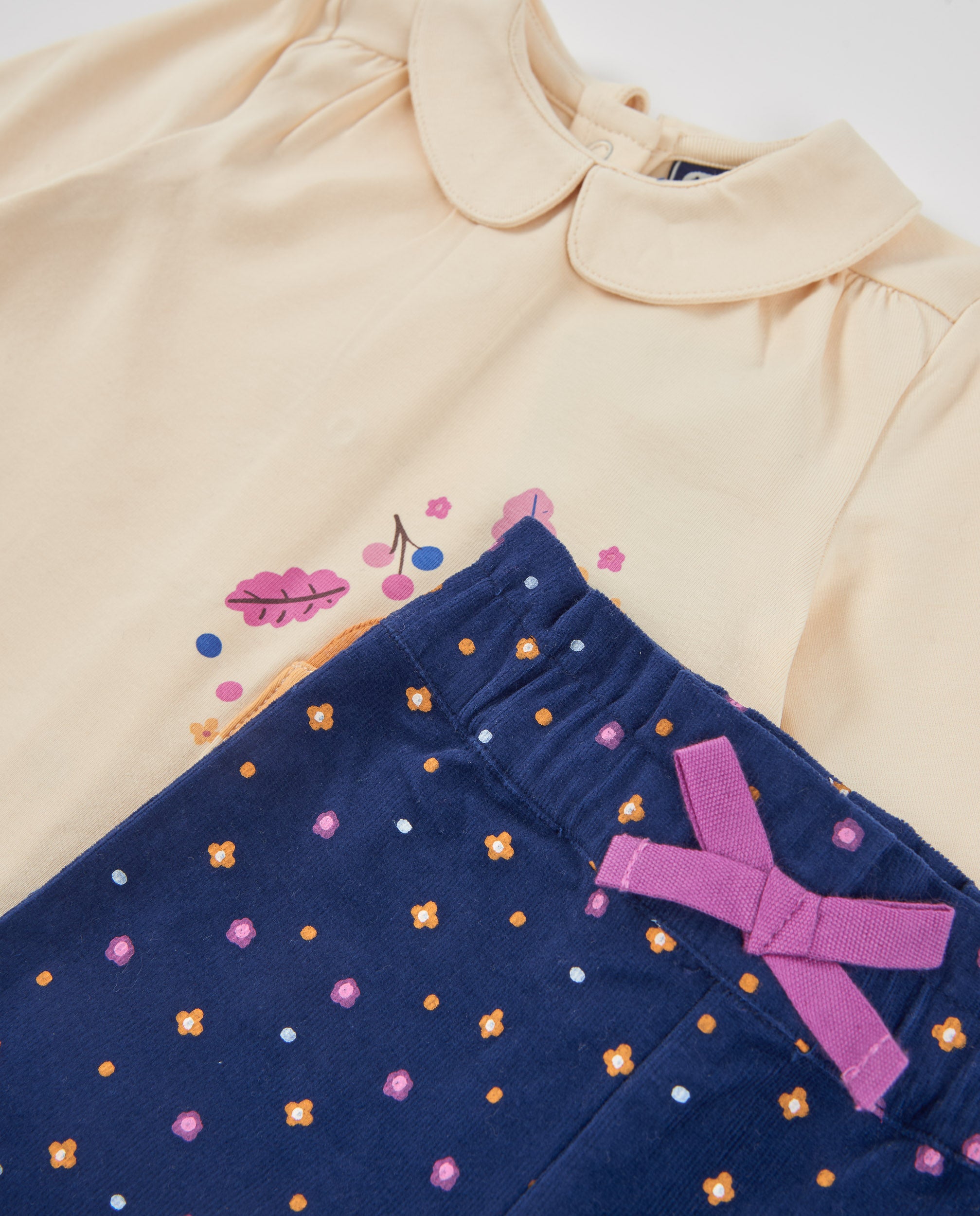 Conjunto de bebé con camiseta de punto y pantalón de lunares de tela plana