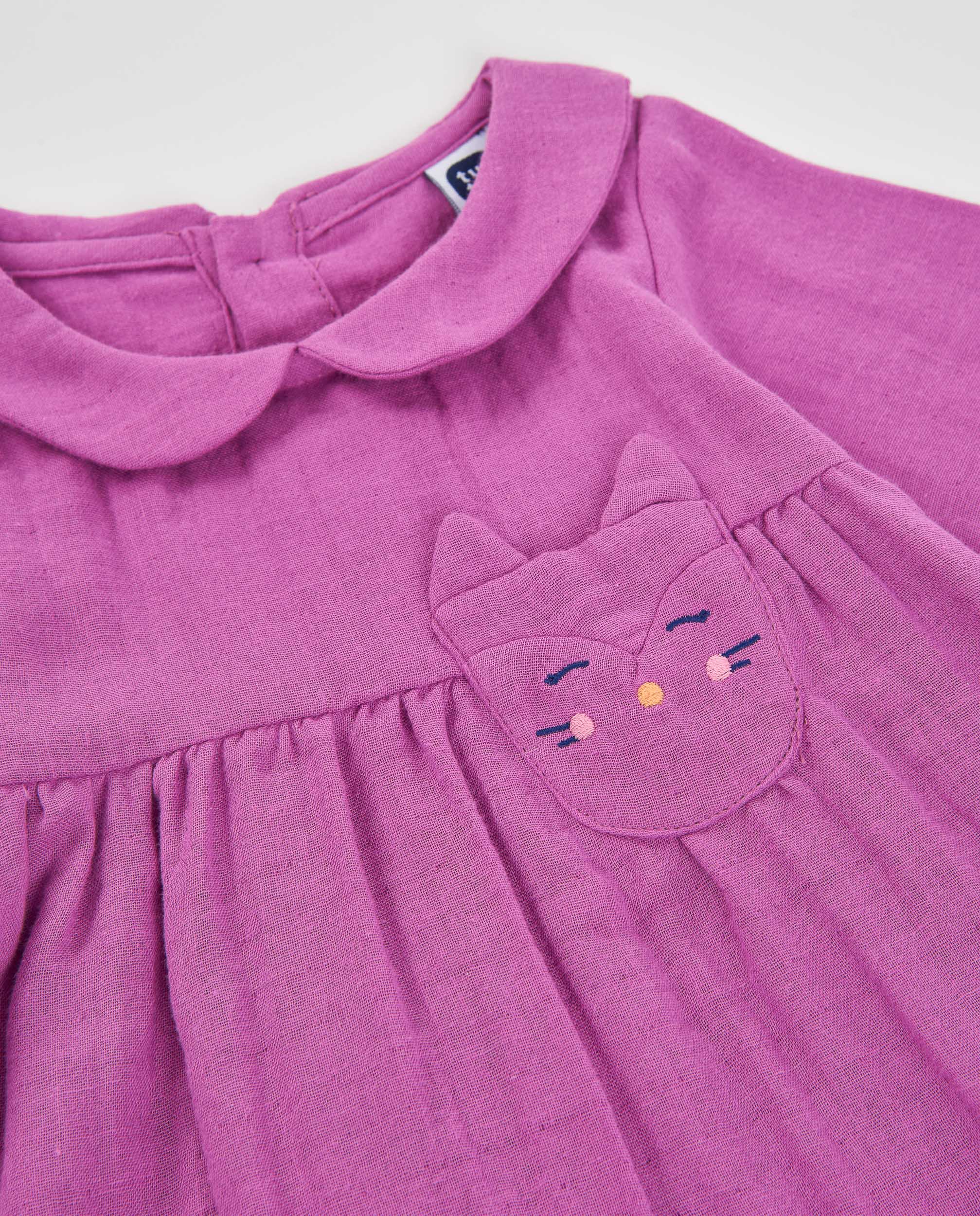 Vestido de tela plana de bebé con cuello redondo y bordado de zorro