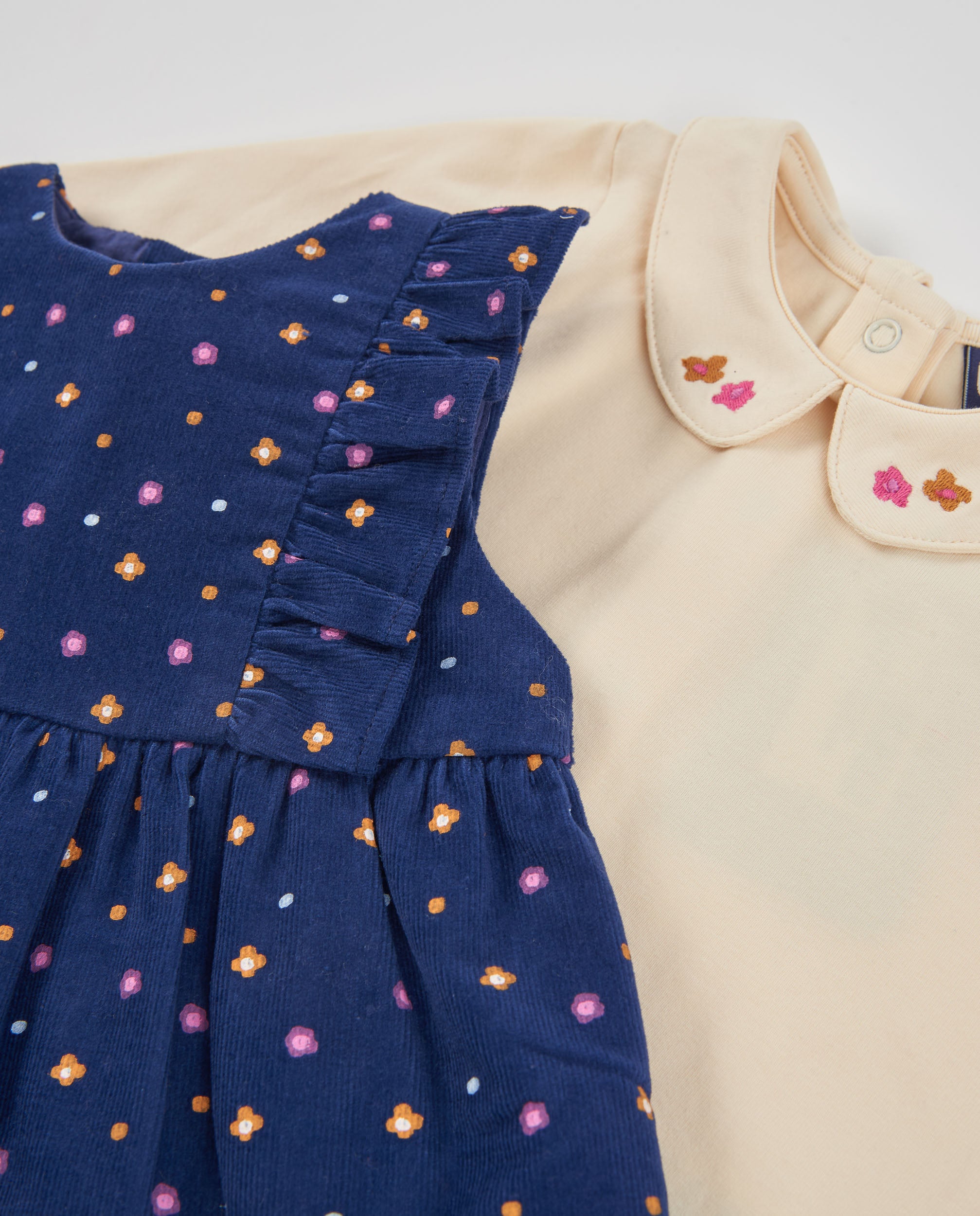 Conjunto de bebé con camiseta de punto y vestido floral de tela plana