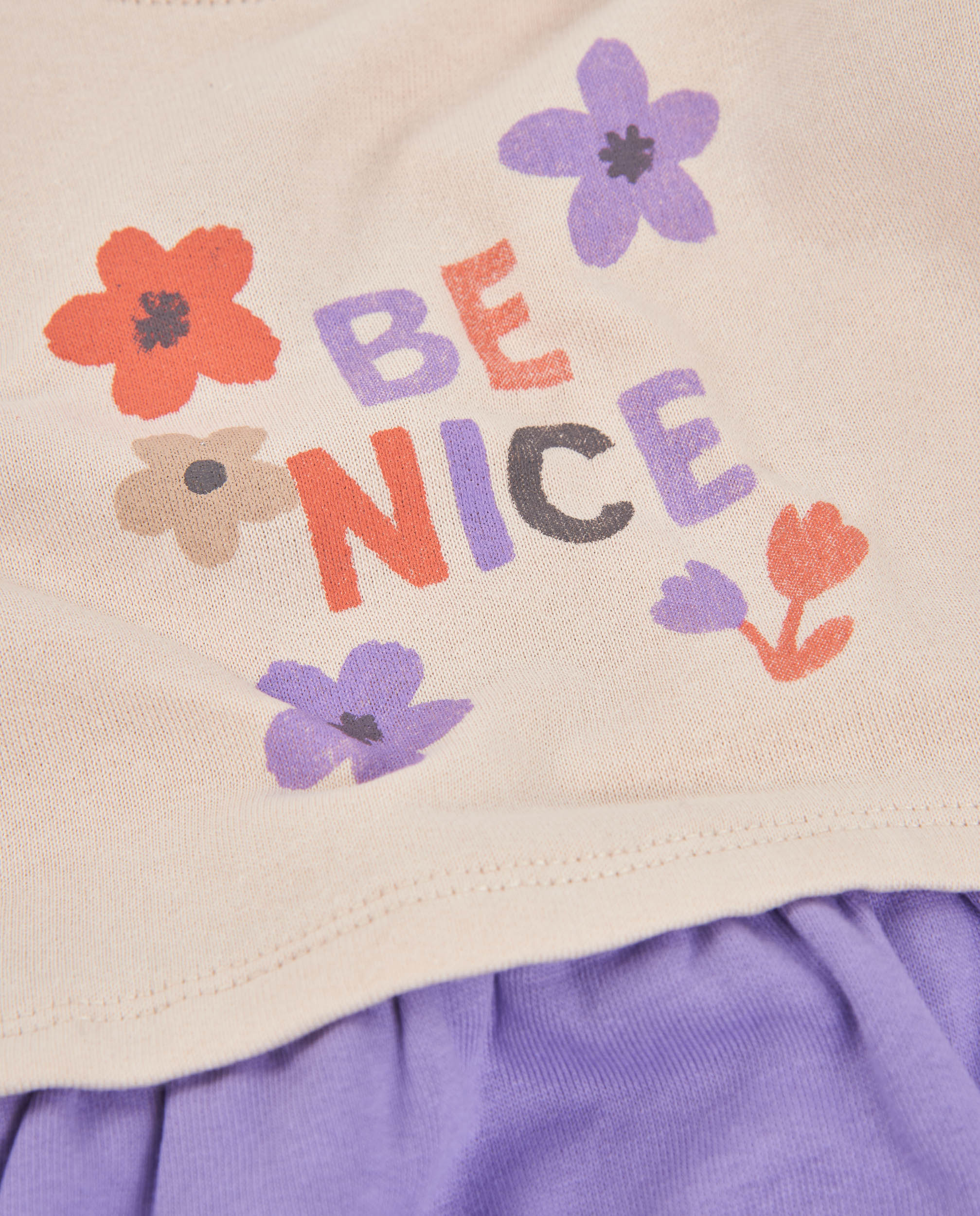 Vestido de niña de felpa con mensaje bordado y flores