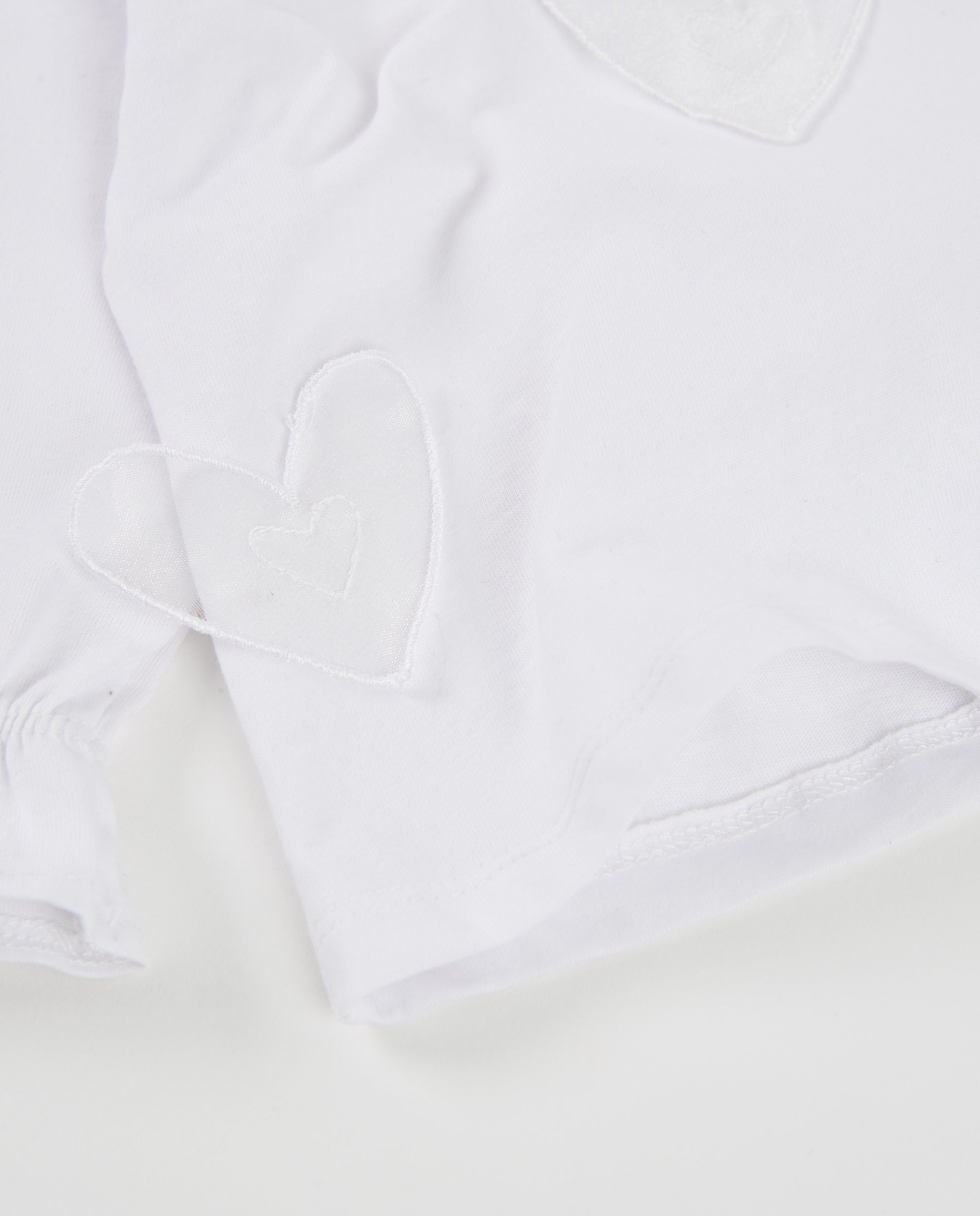 Camiseta de niña de punto con corazones bordados y manga larga