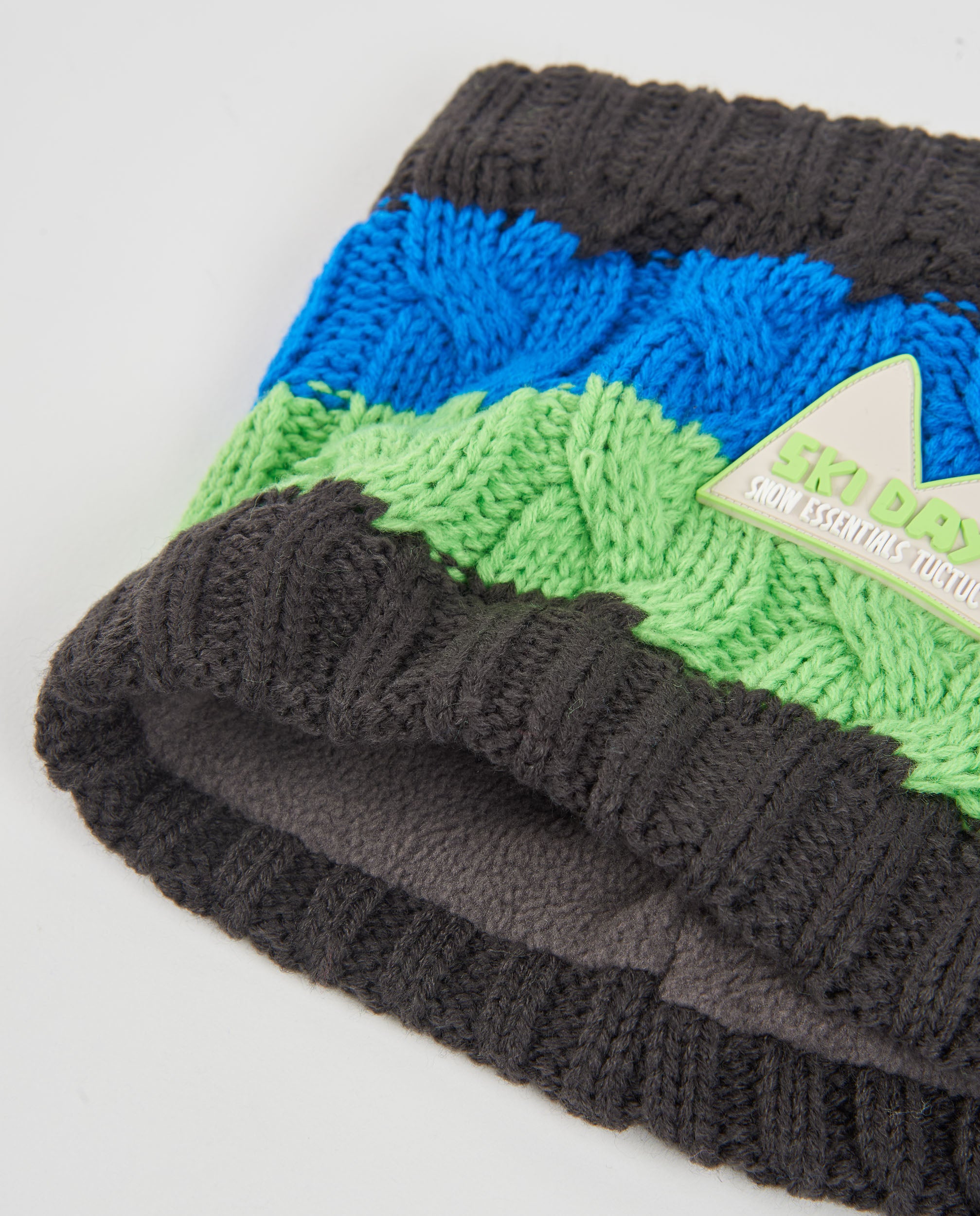 Set de niño de tricot con gorro de pompón y braga de cuello