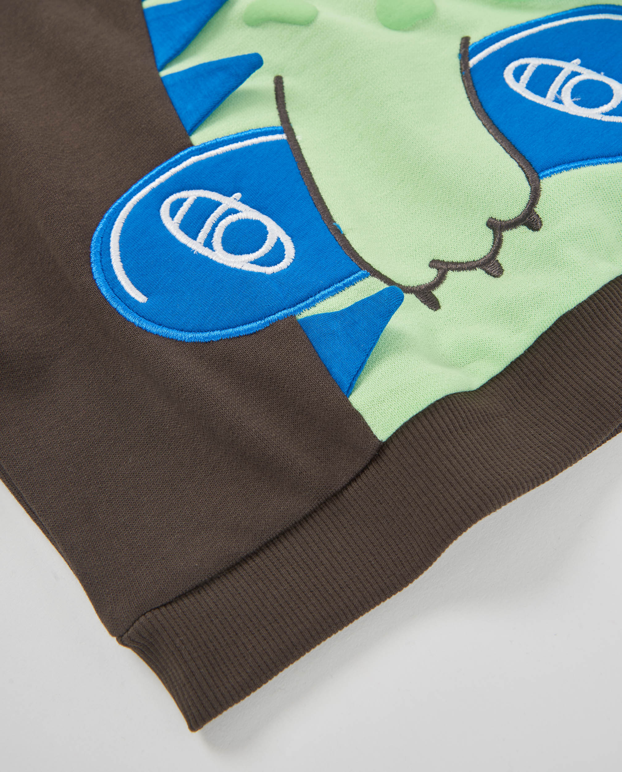 Sudadera de niño de felpa con diseño divertido y colores en contraste