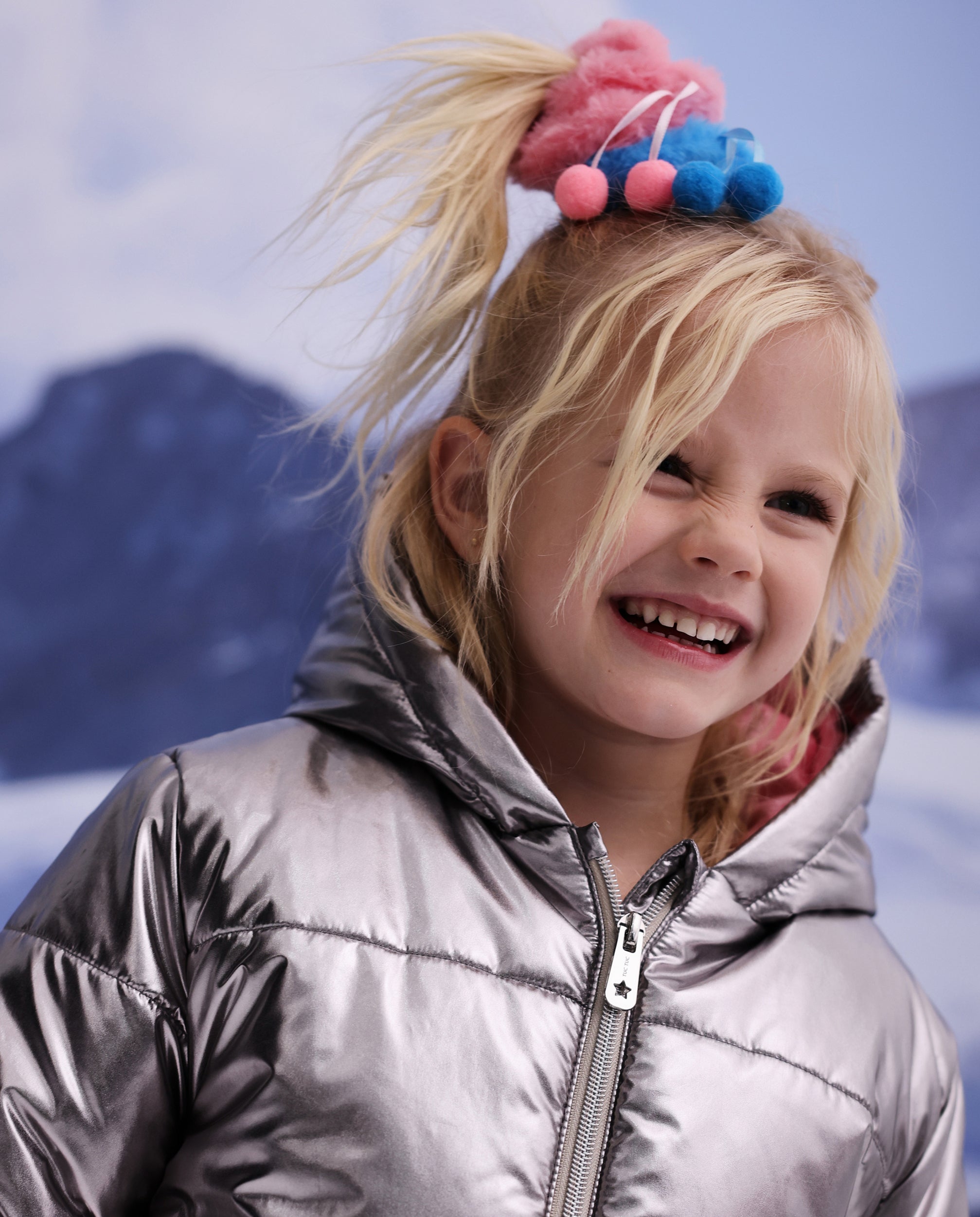 Coletero de niña con pompones de colores y diseño divertido