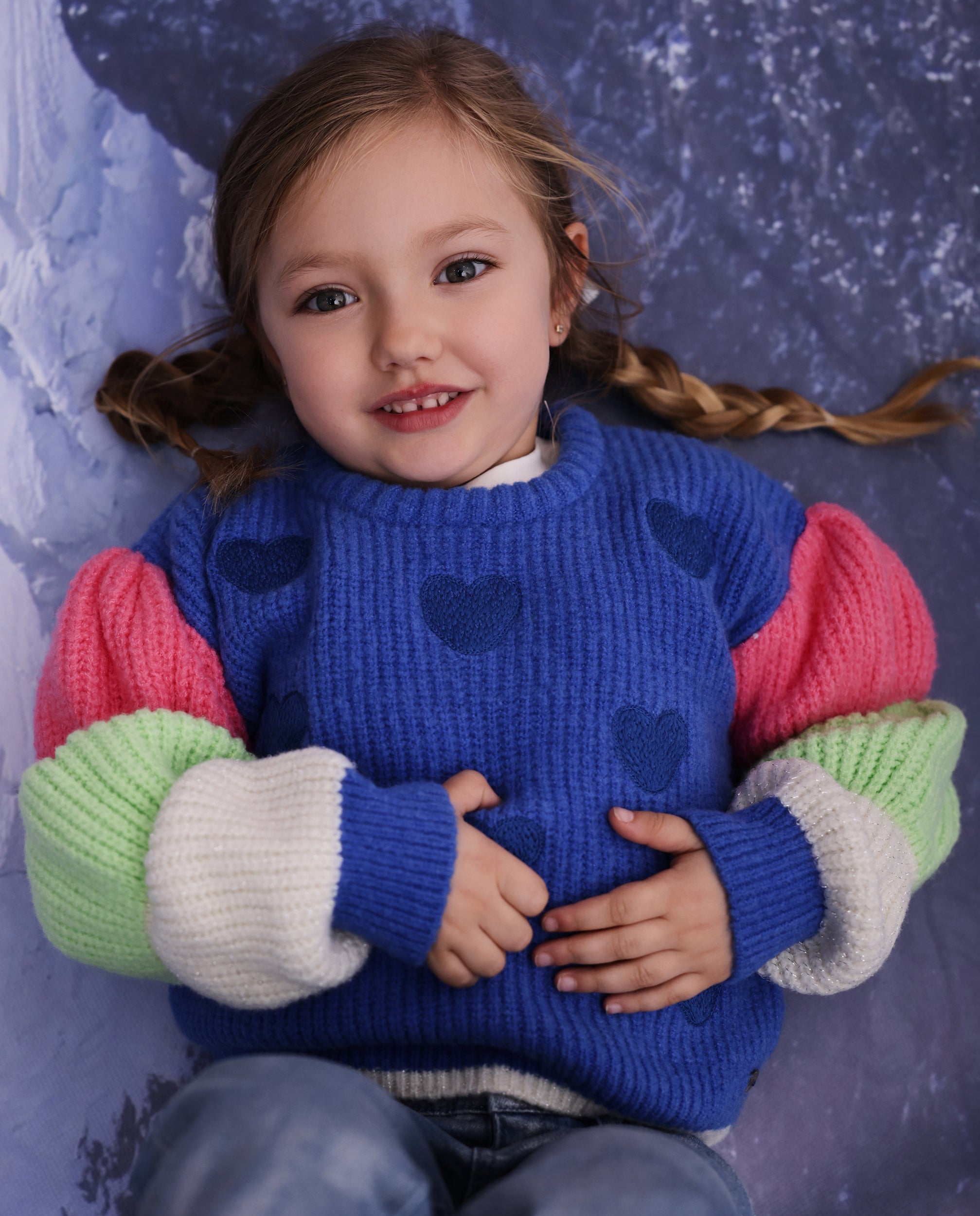 Jersey de niña de tricot con corazones y mangas bicolor