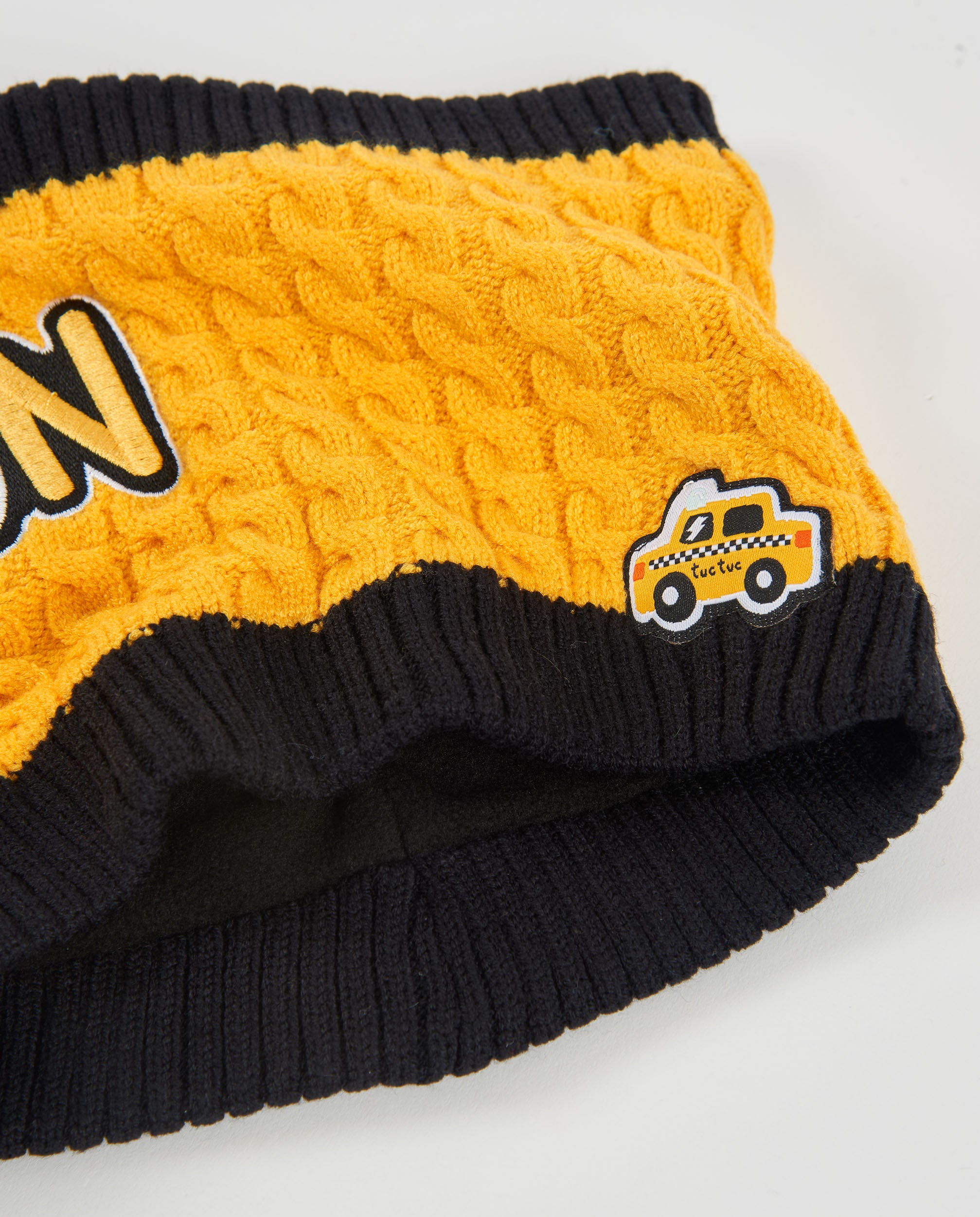 Set de niño de tricot con gorro de pompón y braga de cuello a juego