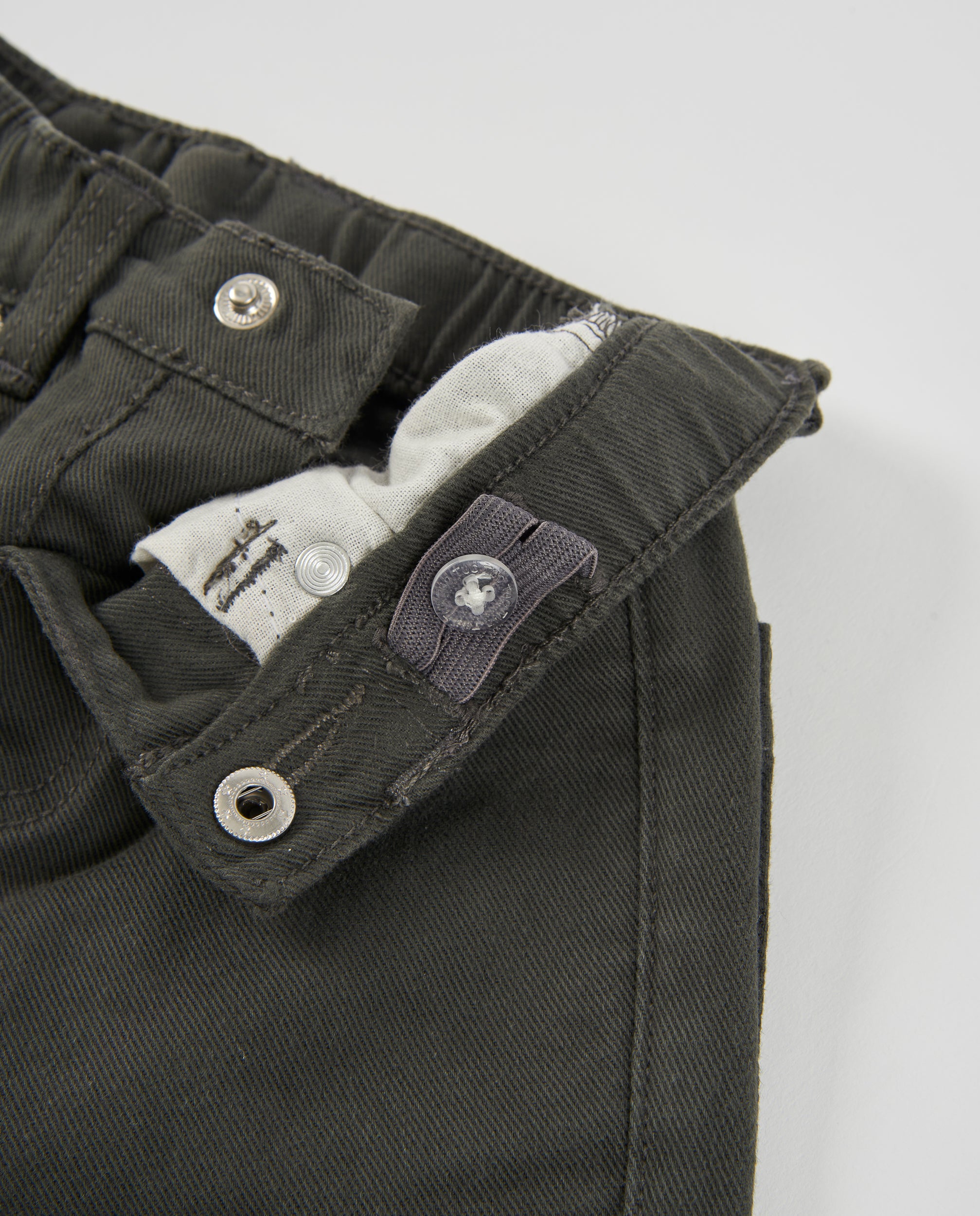 Pantalón de niño de tela plana con bolsillos y corte cómodo