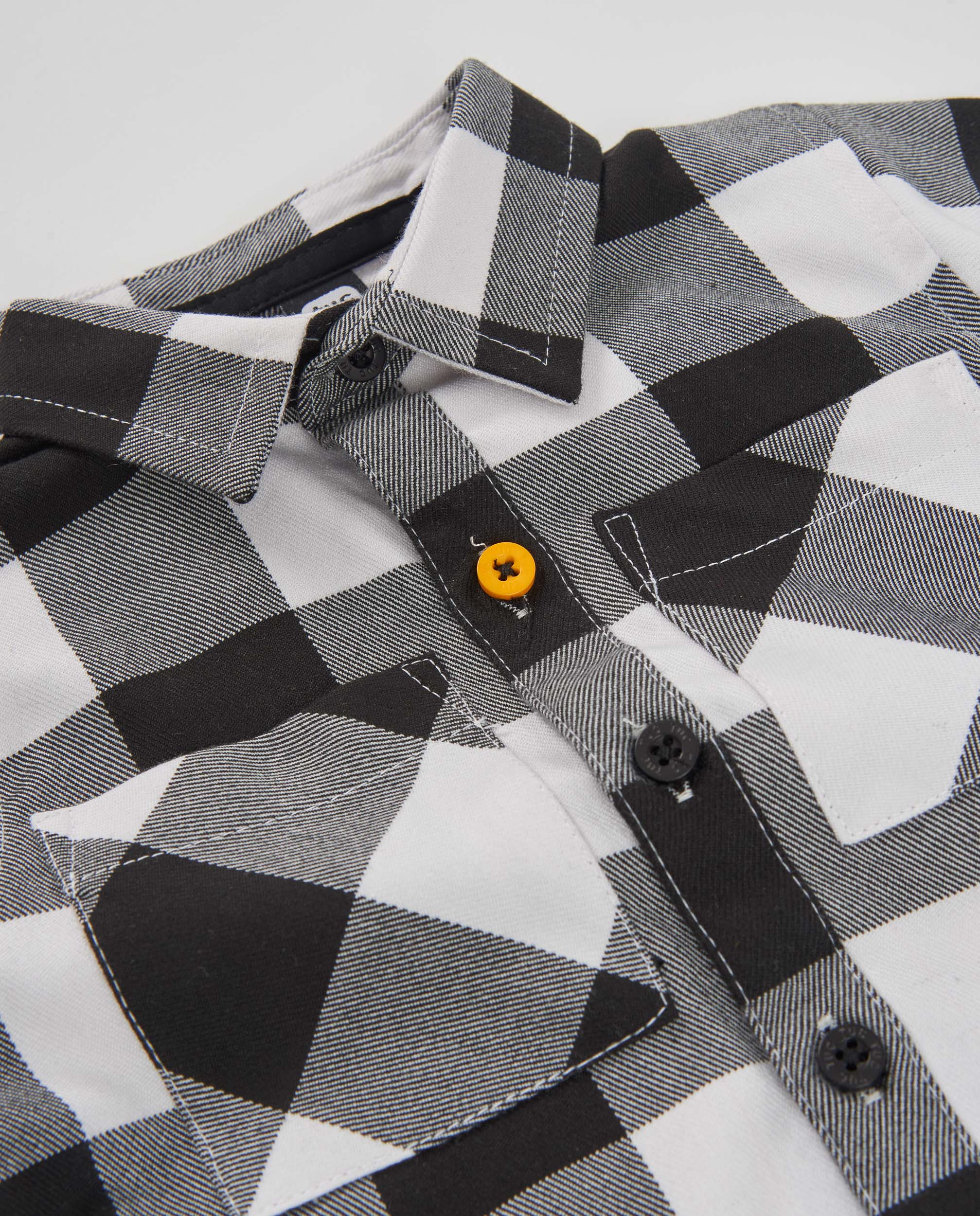 Camisa de niño de tela plana con diseño de cuadros y bolsillo bordado