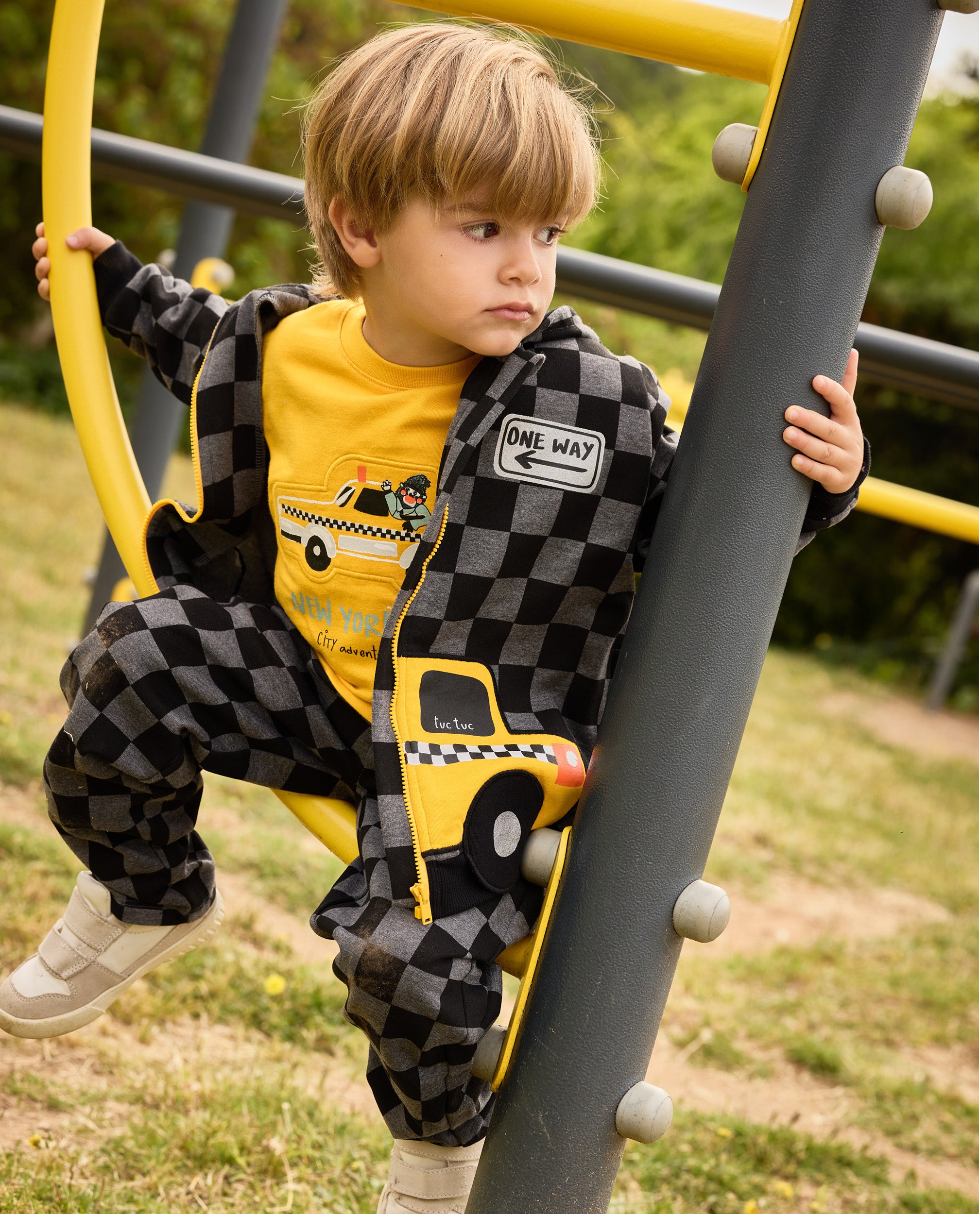 Pantalón de niño de felpa con estampado geométrico y tacto suave