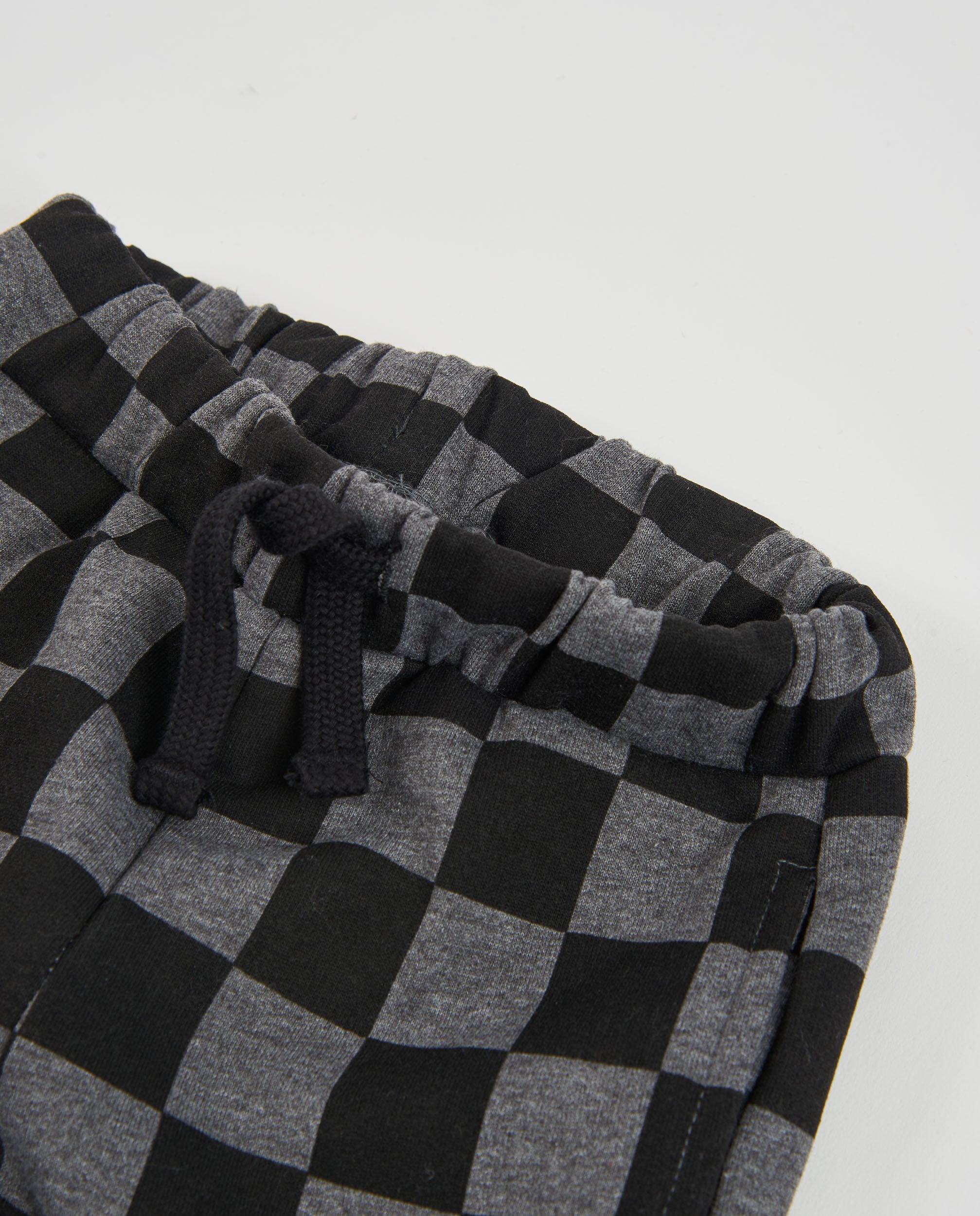 Pantalón de niño de felpa con estampado geométrico y tacto suave