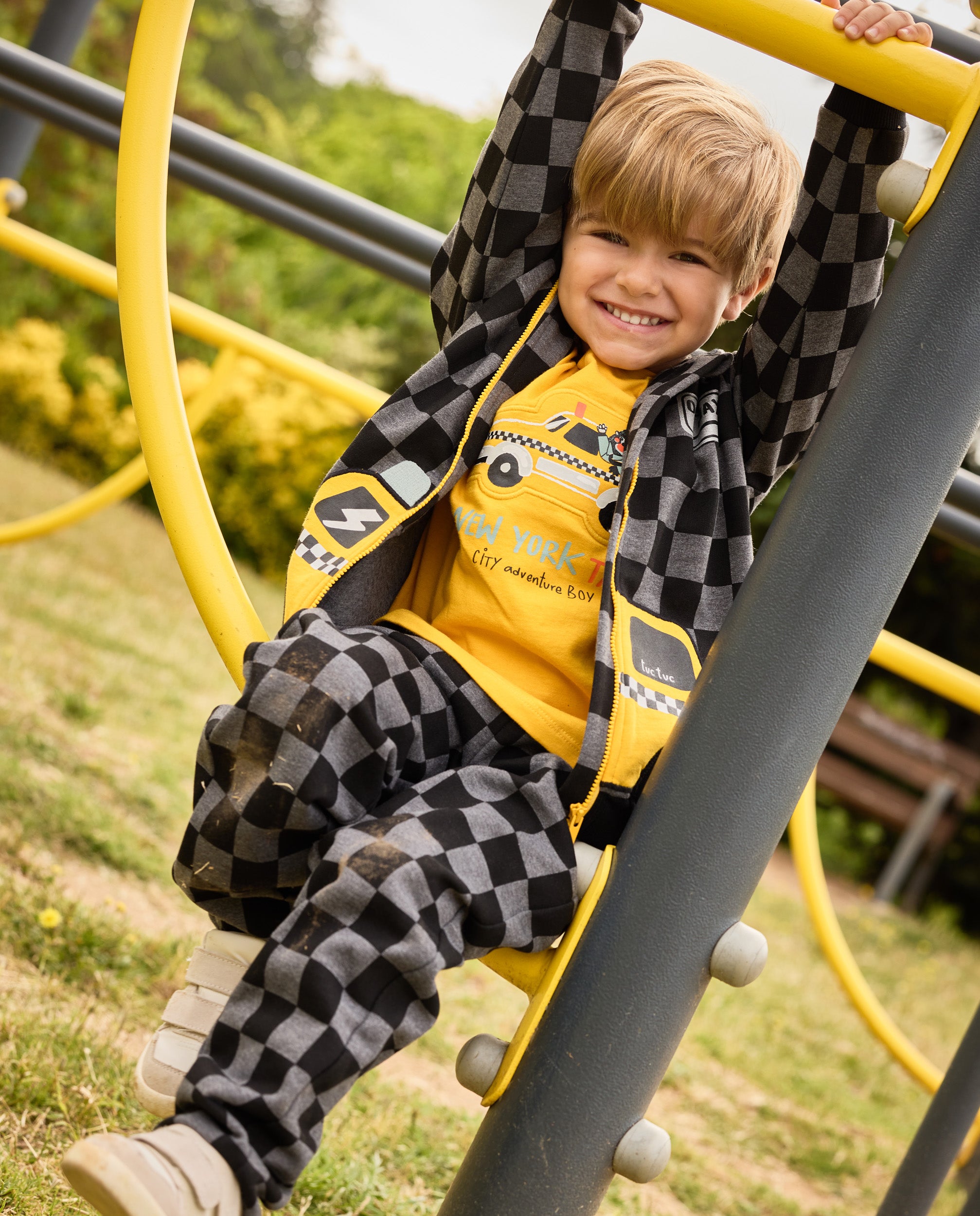 Conjunto de niño de felpa con chaqueta de diseño geométrico y pantalón a juego
