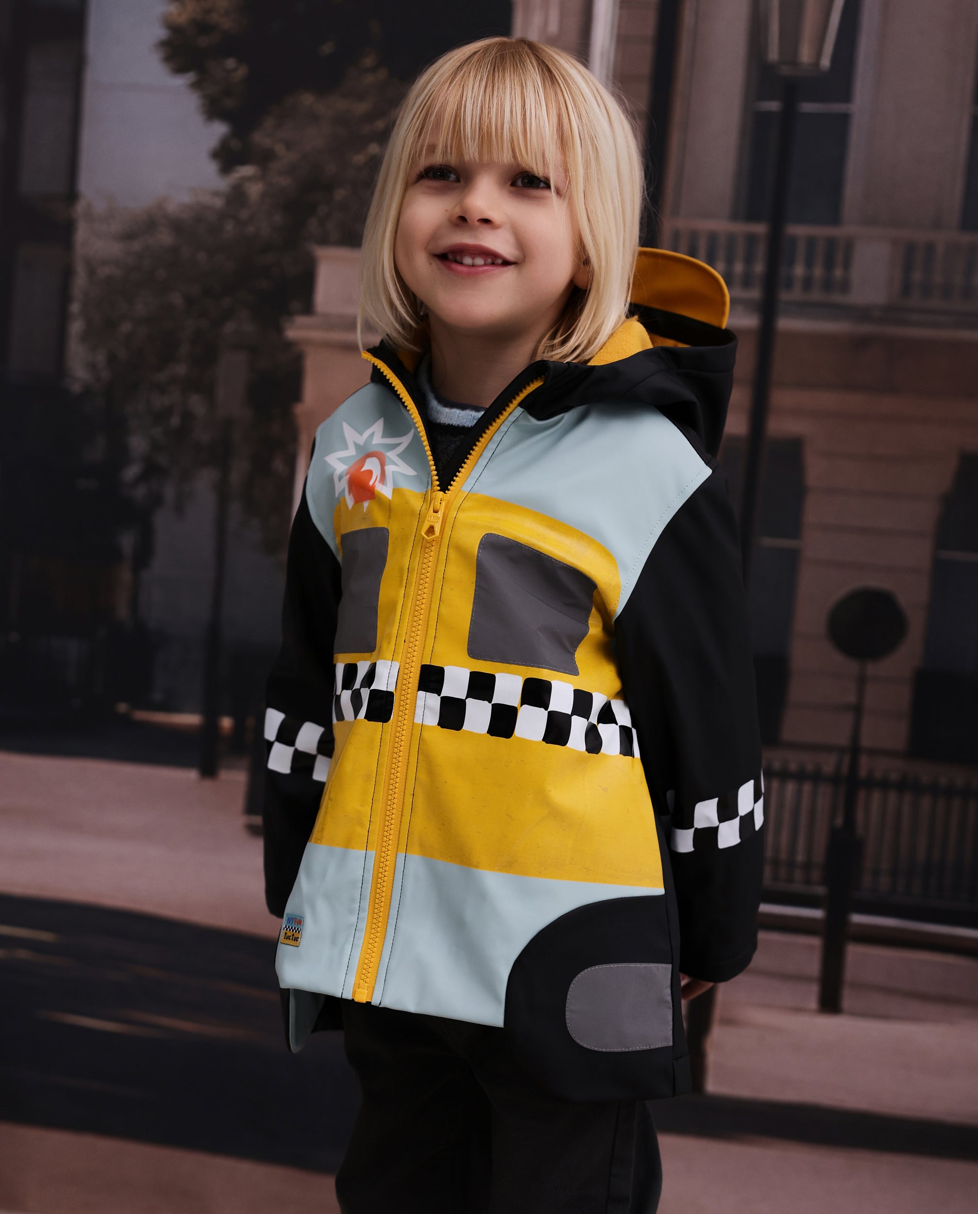 Chubasquero de niño con capucha y diseño de taxi