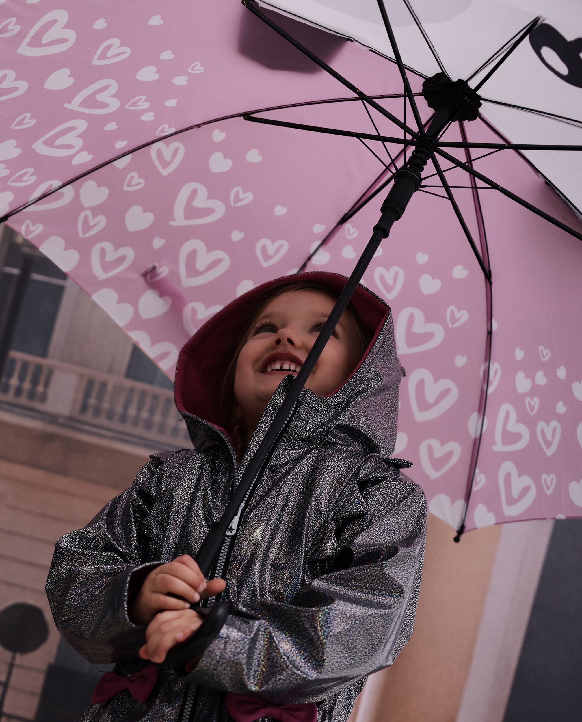 Paraguas de niña con apertura automática y estampado de corazones