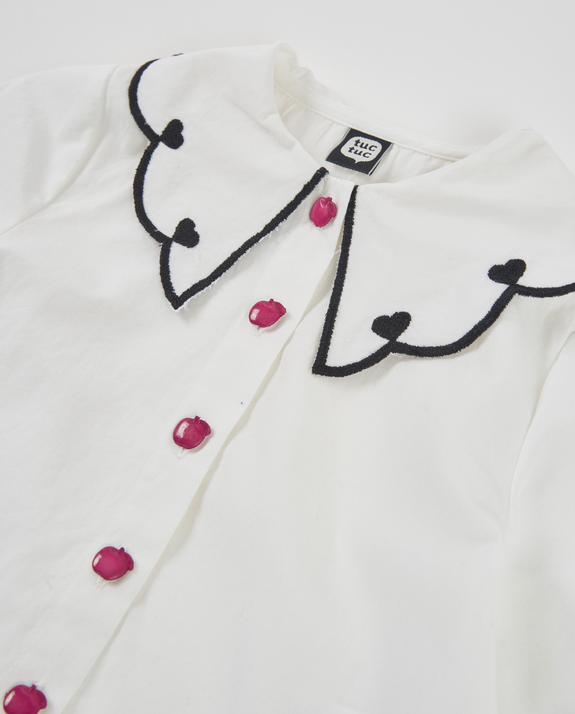 Blusa de niña de tela plana con cuello Peter Pan y botones decorativos