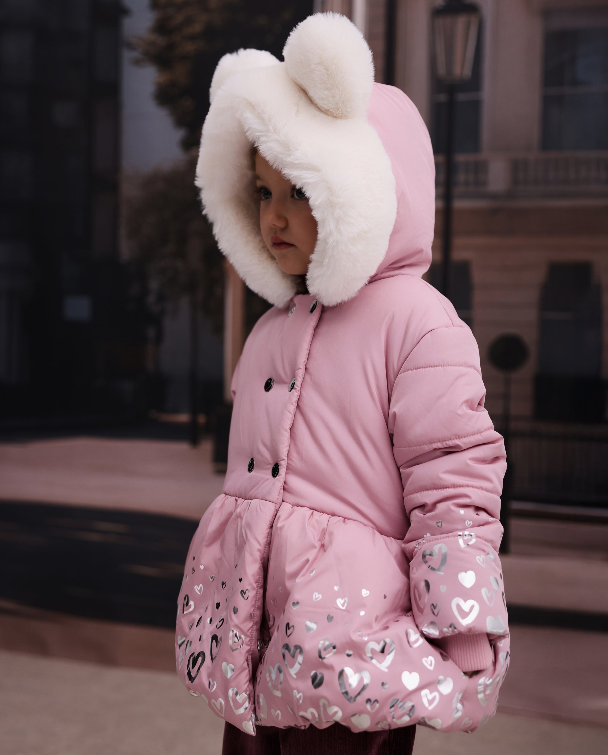 Abrigo de niña con capucha de pelo y estampado de corazones