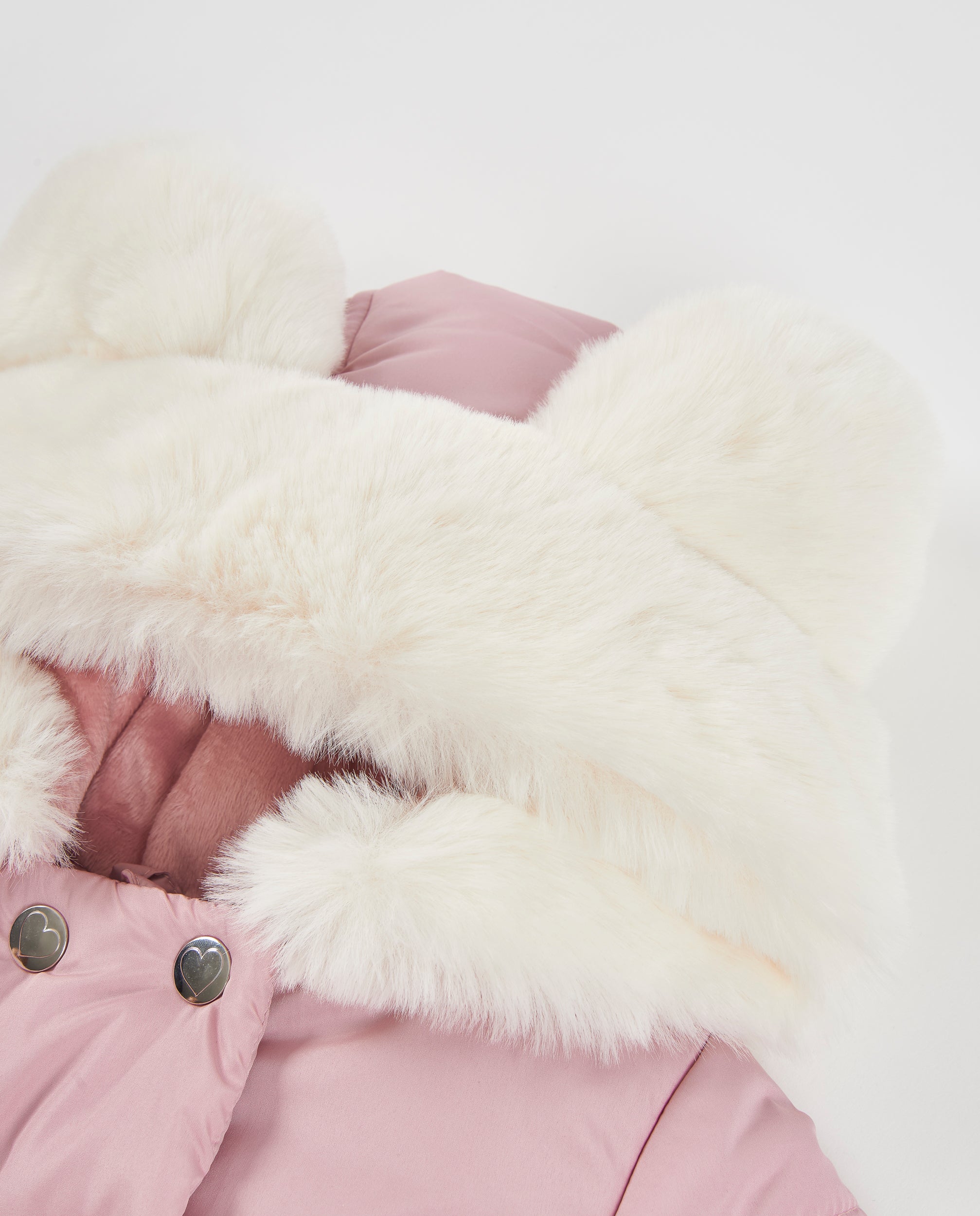 Abrigo de niña con capucha de pelo y estampado de corazones