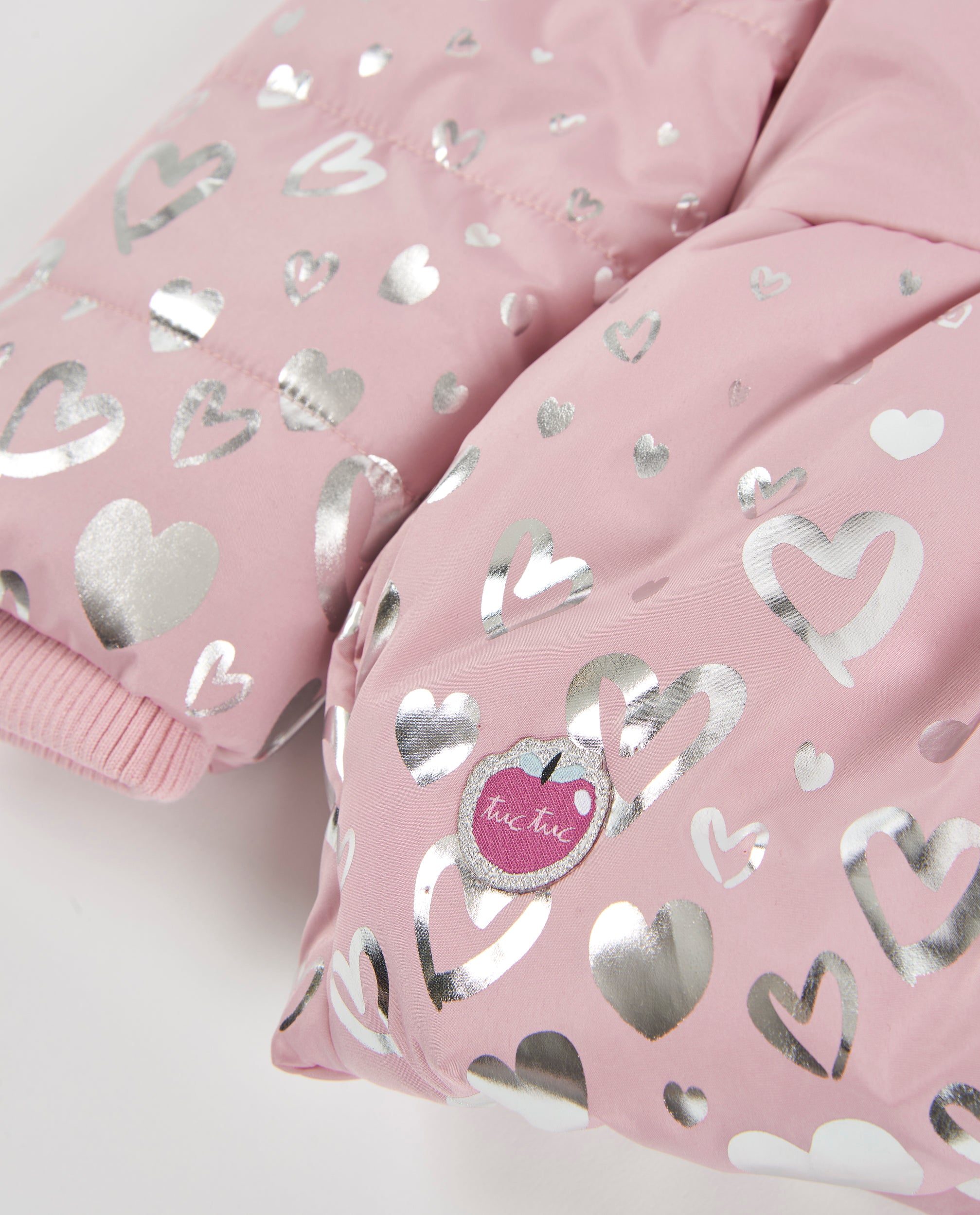 Abrigo de niña con capucha de pelo y estampado de corazones