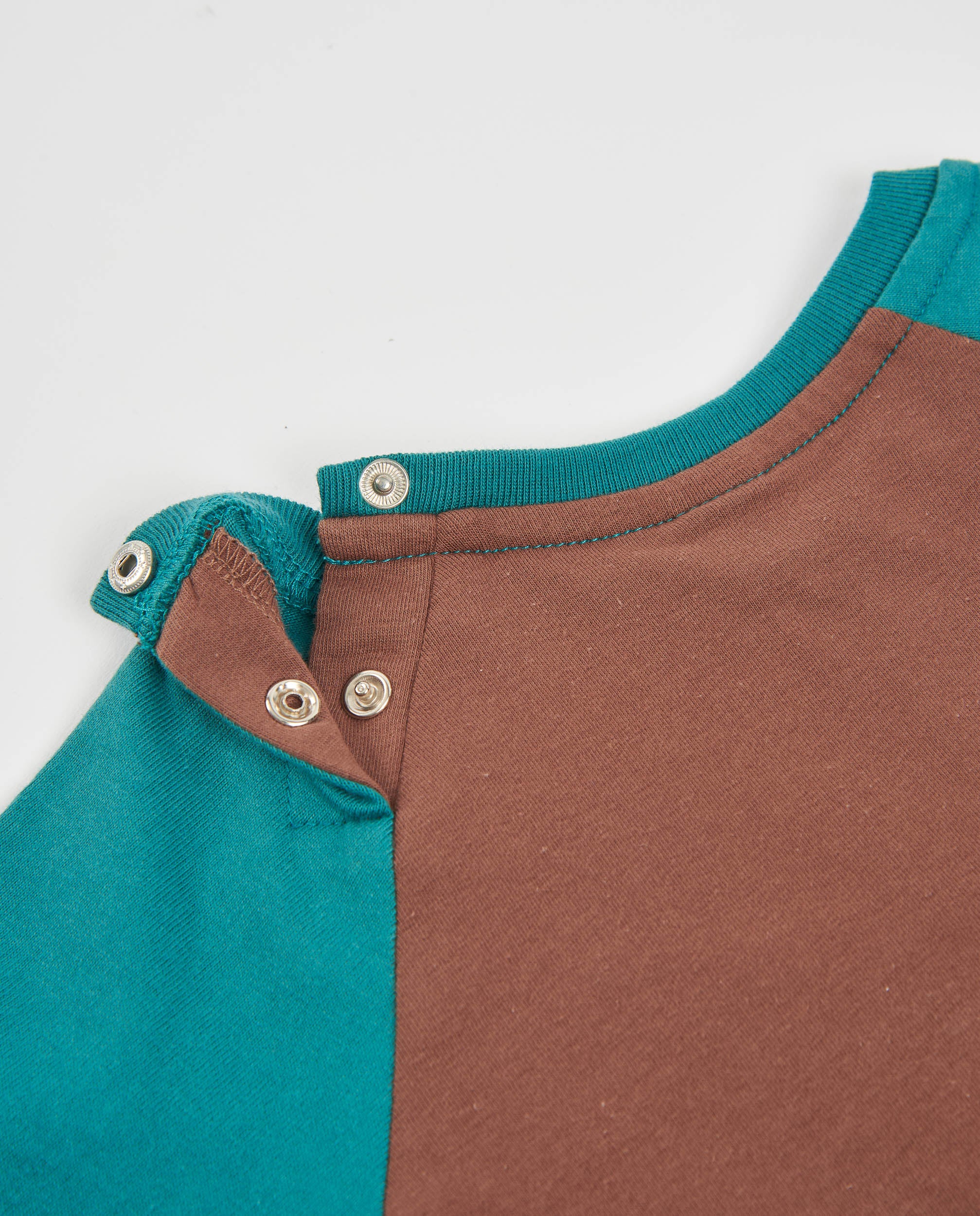 Camiseta de niño de punto con diseño de oso y manga larga