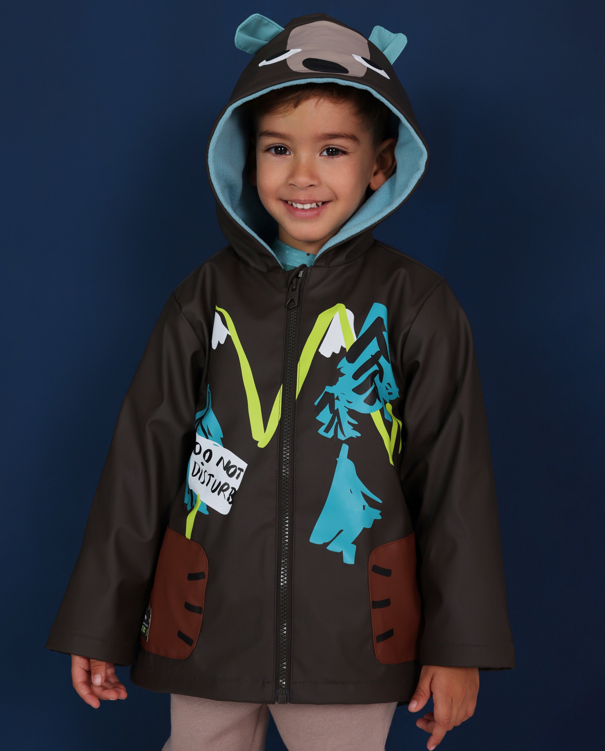 Chubasquero de niño con capucha de orejas y estampado de montaña