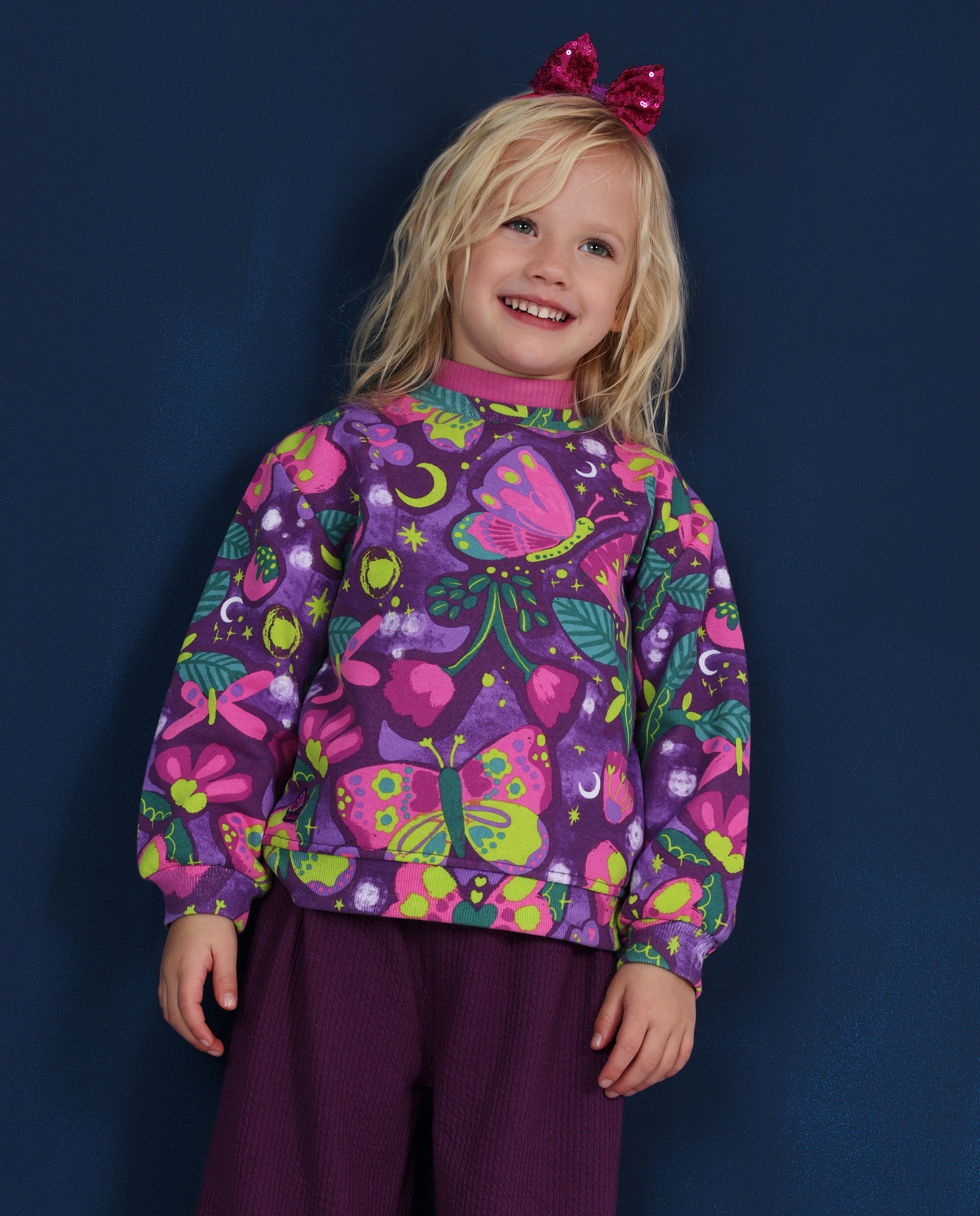 Sudadera de niña de felpa con estampado de mariposas y cuello redondo