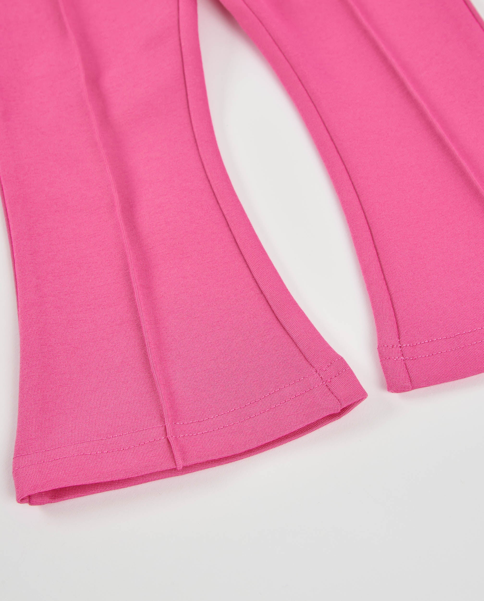 Pantalón de niña de punto con corte acampanado y cinturilla elástica