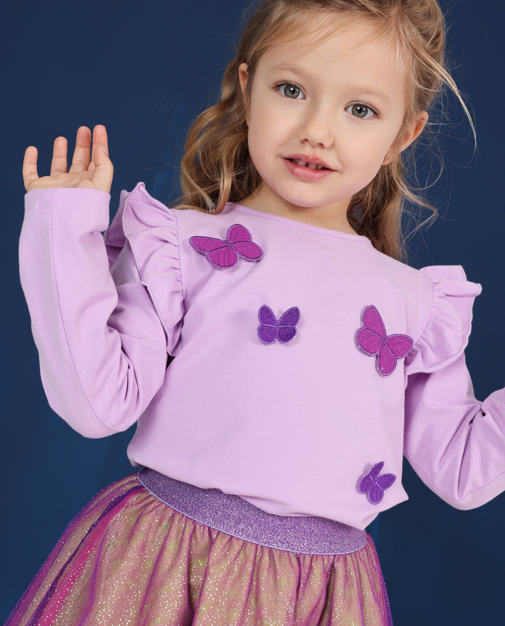 Camiseta de niña de punto con volantes en hombros y bordado mariposas