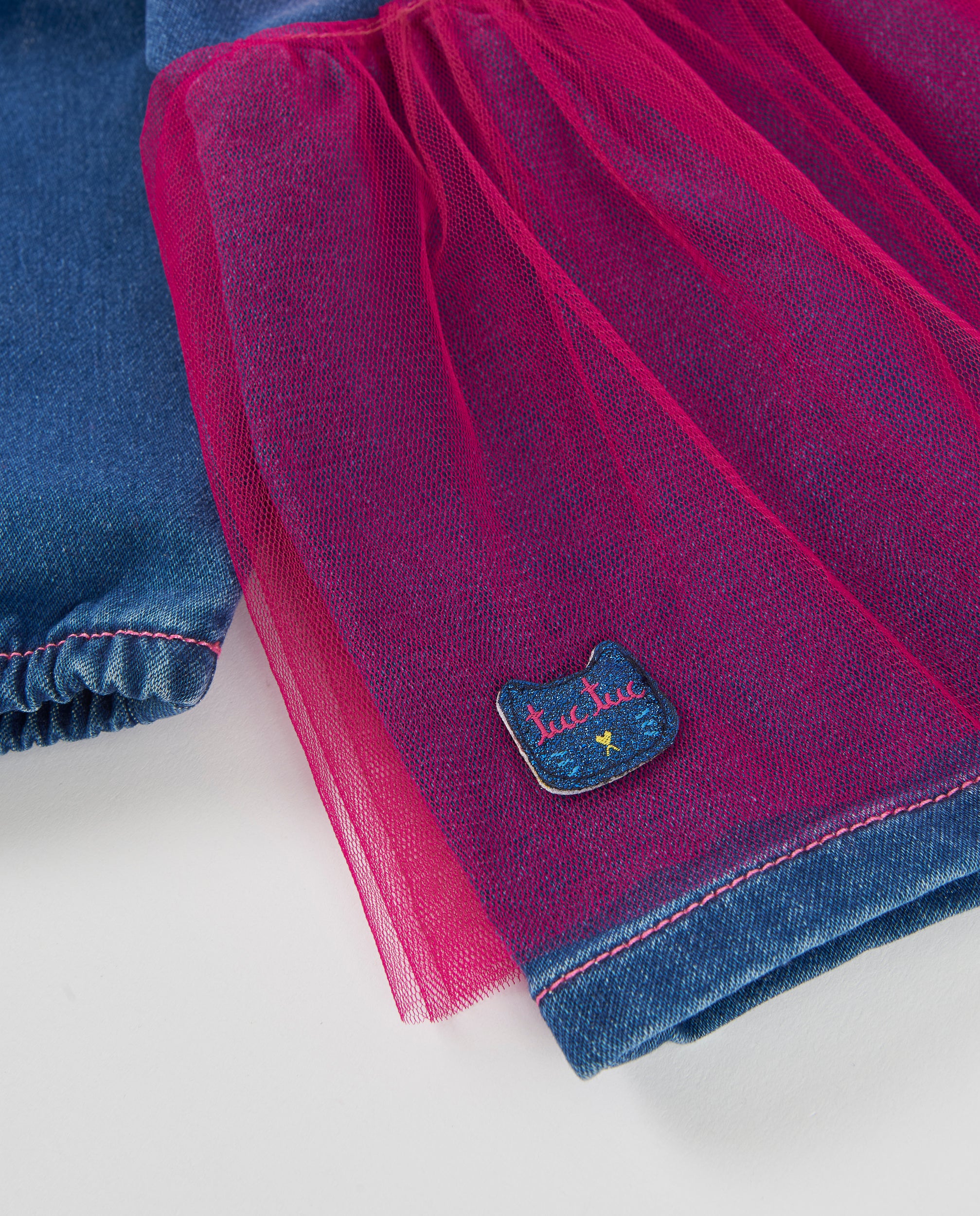 Vestido de niña de denim con falda de tul y bordado
