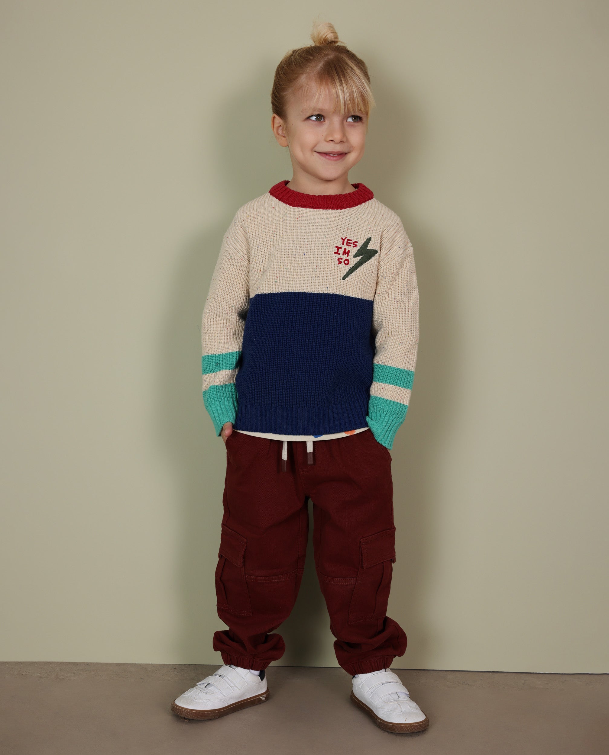 Pantalón cargo de niño de tela plana con bolsillos y cintura elástica