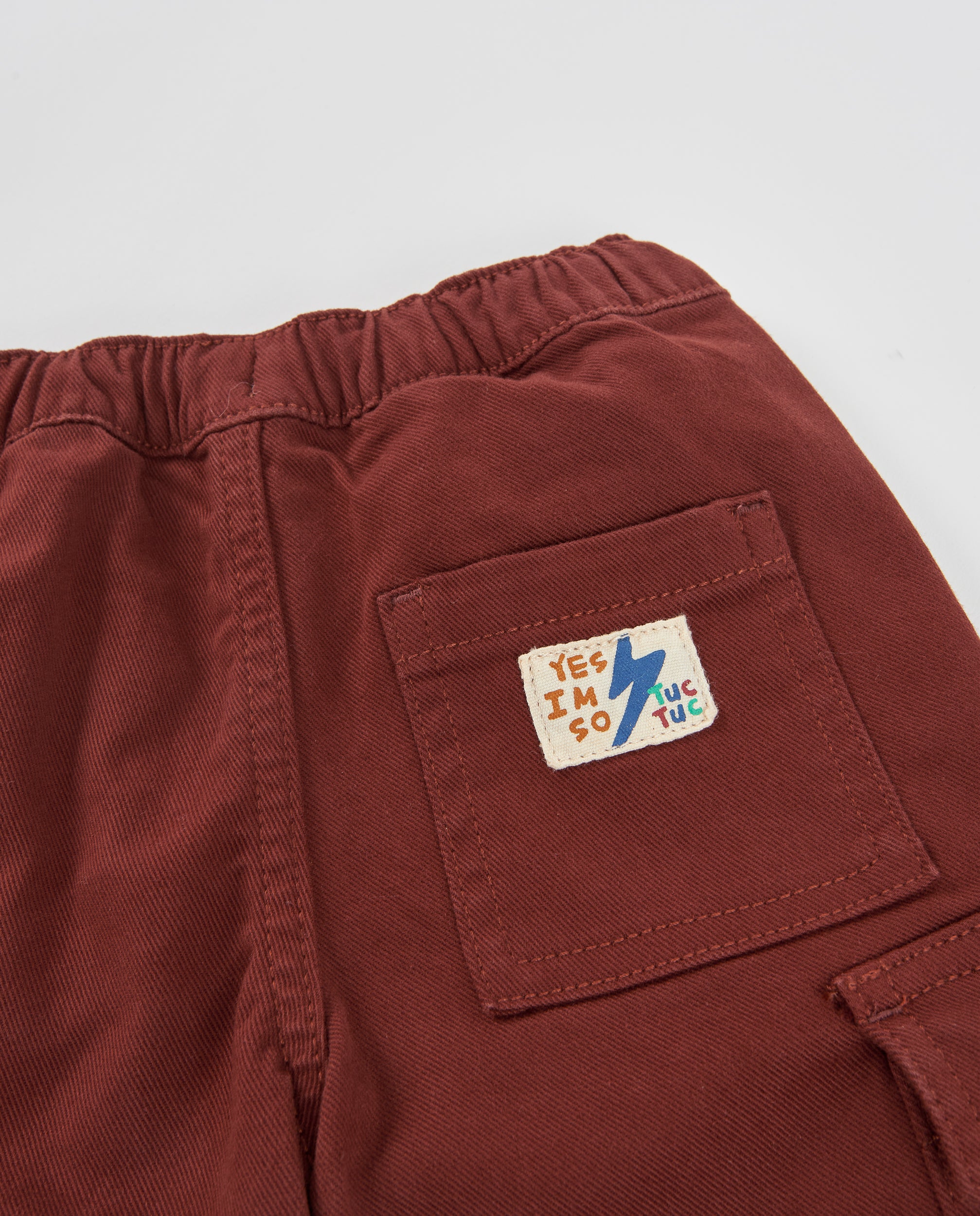 Pantalón cargo de niño de tela plana con bolsillos y cintura elástica