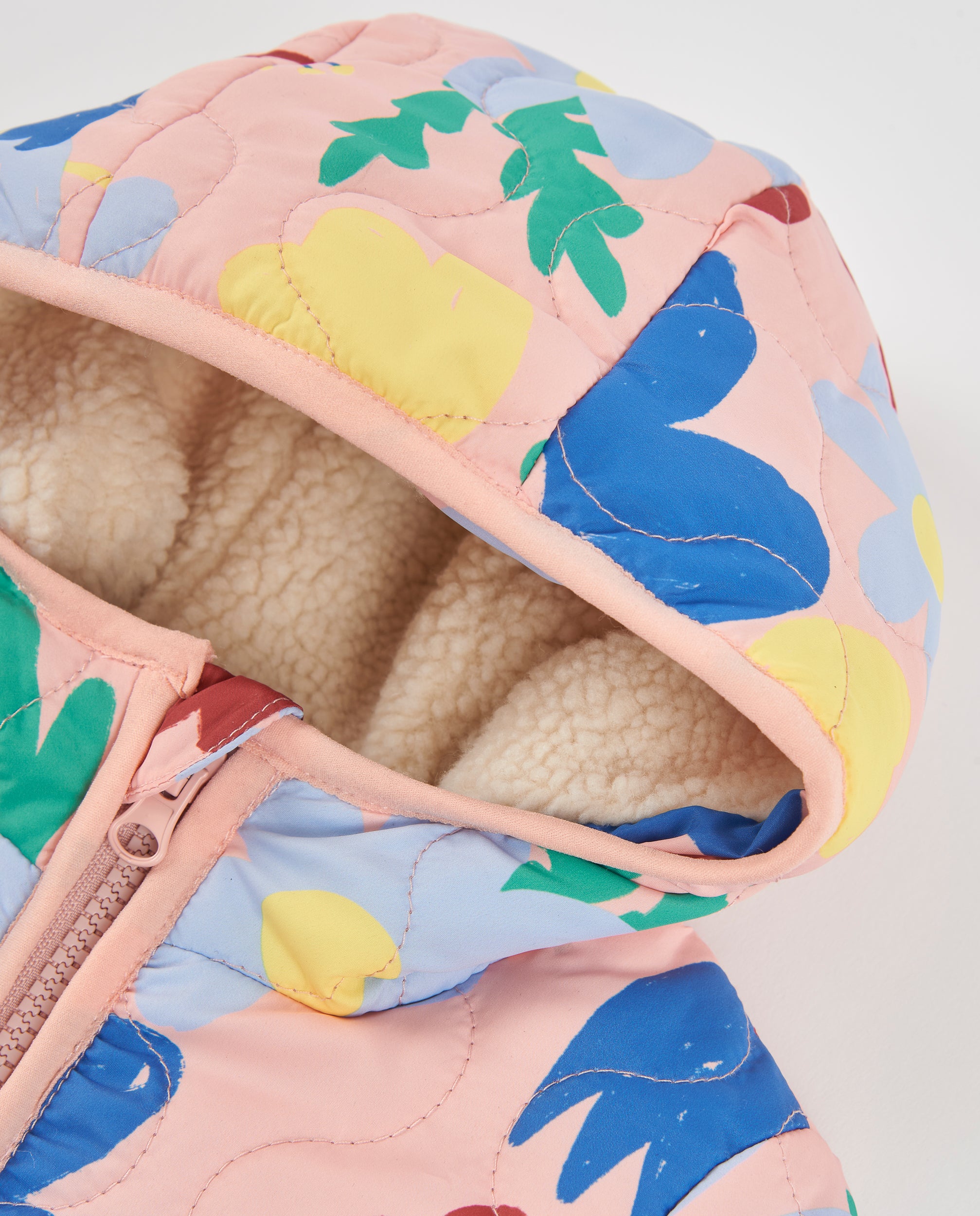 Abrigo de niña acolchado con estampado floral y tacto cálido