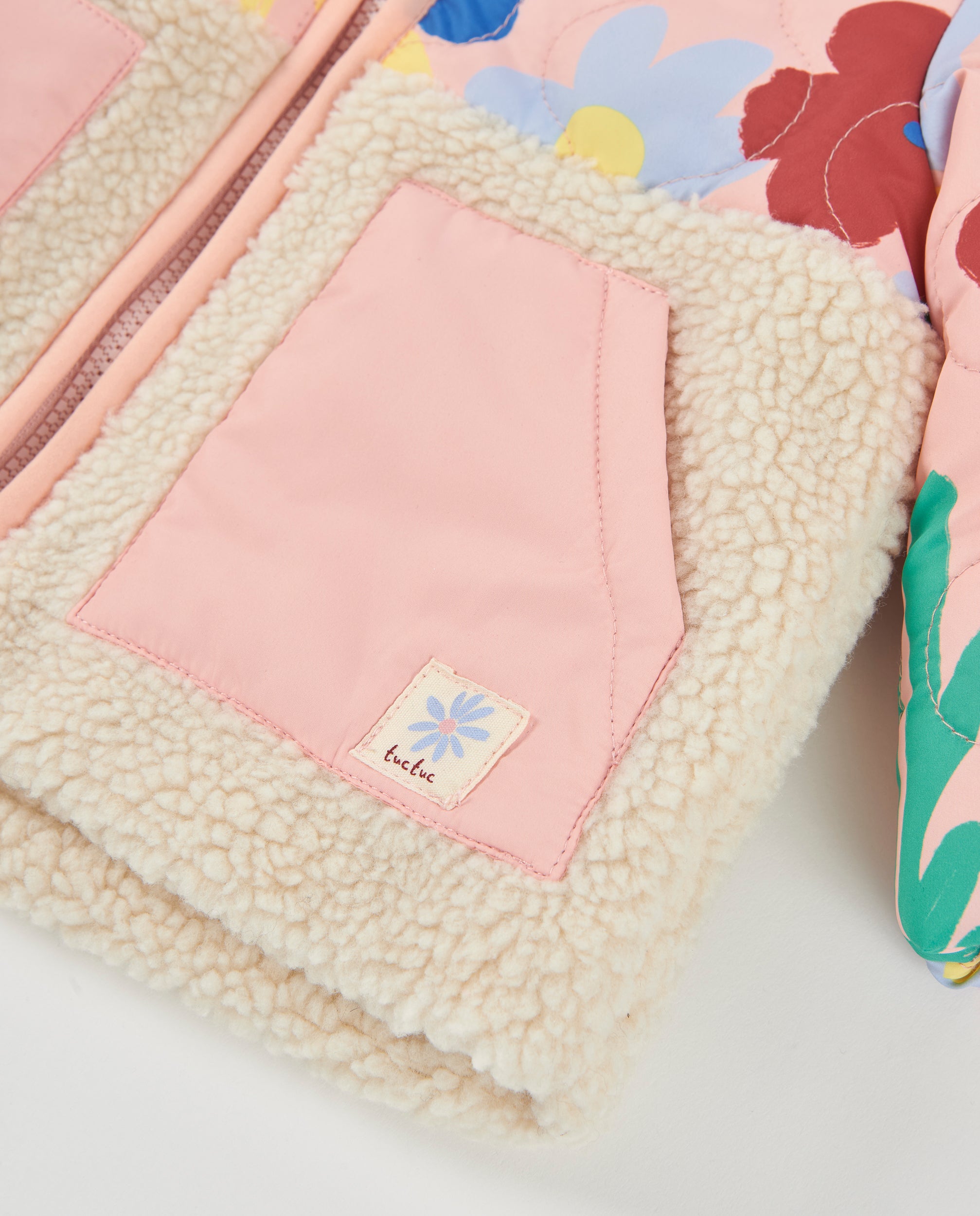 Abrigo de niña acolchado con estampado floral y tacto cálido