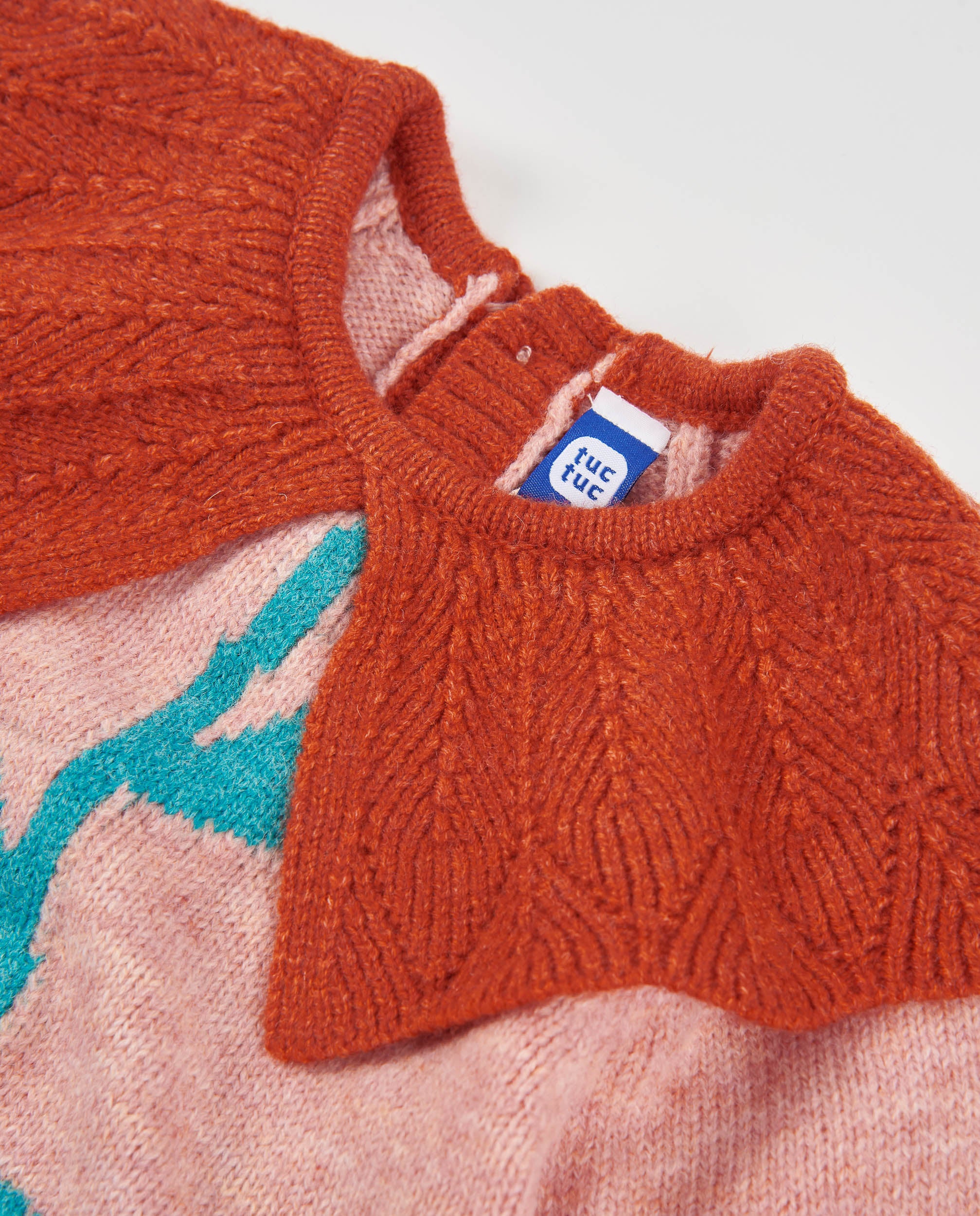 Vestido de niña de tricot con cuello decorativo