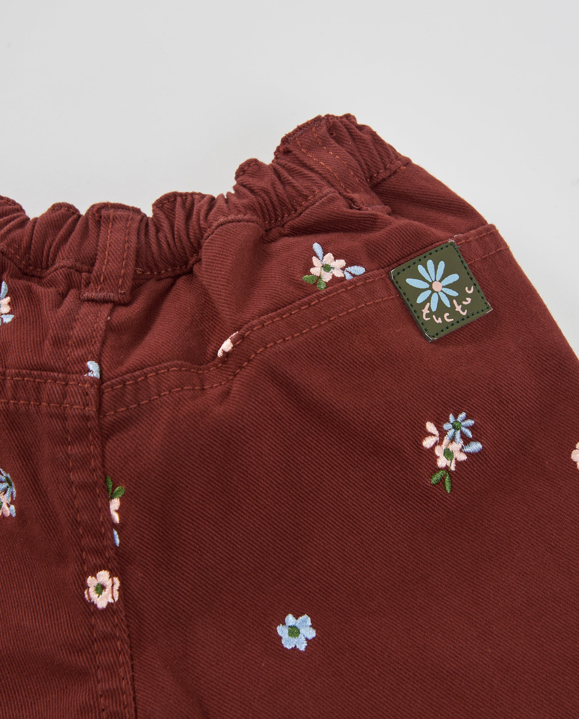 Pantalón de niña de tela plana con bordado y cintura elástica