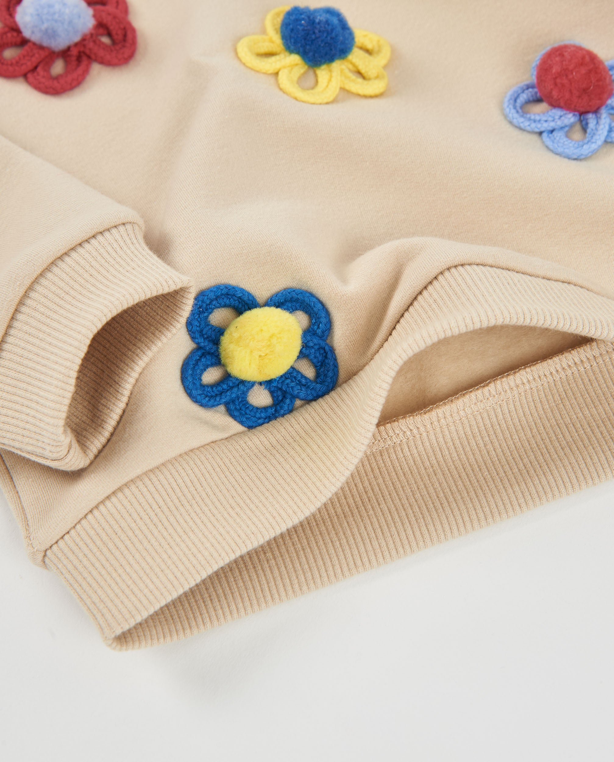 Sudadera de niña de felpa con bordados florales y tacto suave