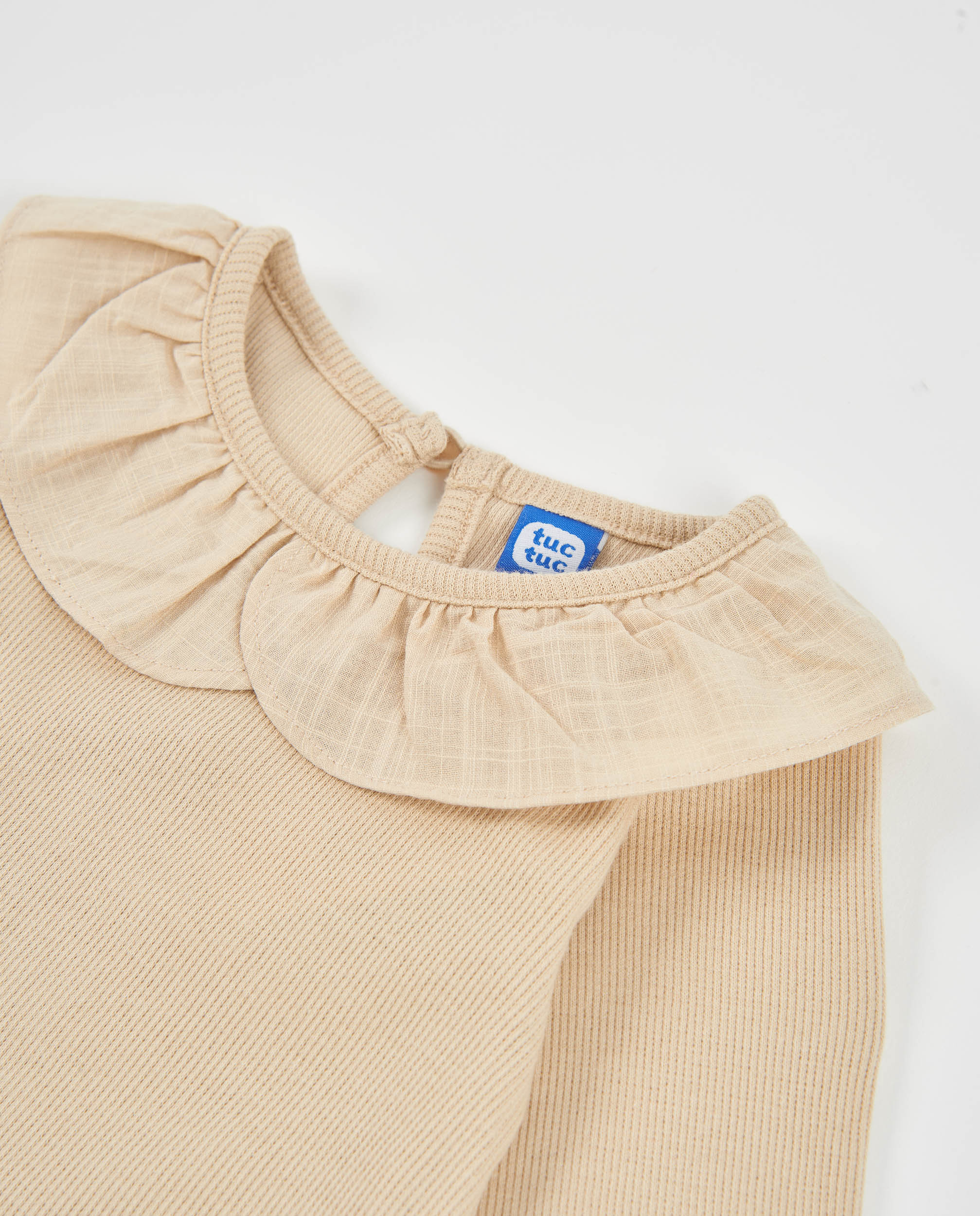 Camiseta de niña de punto con manga larga y detalle de volante