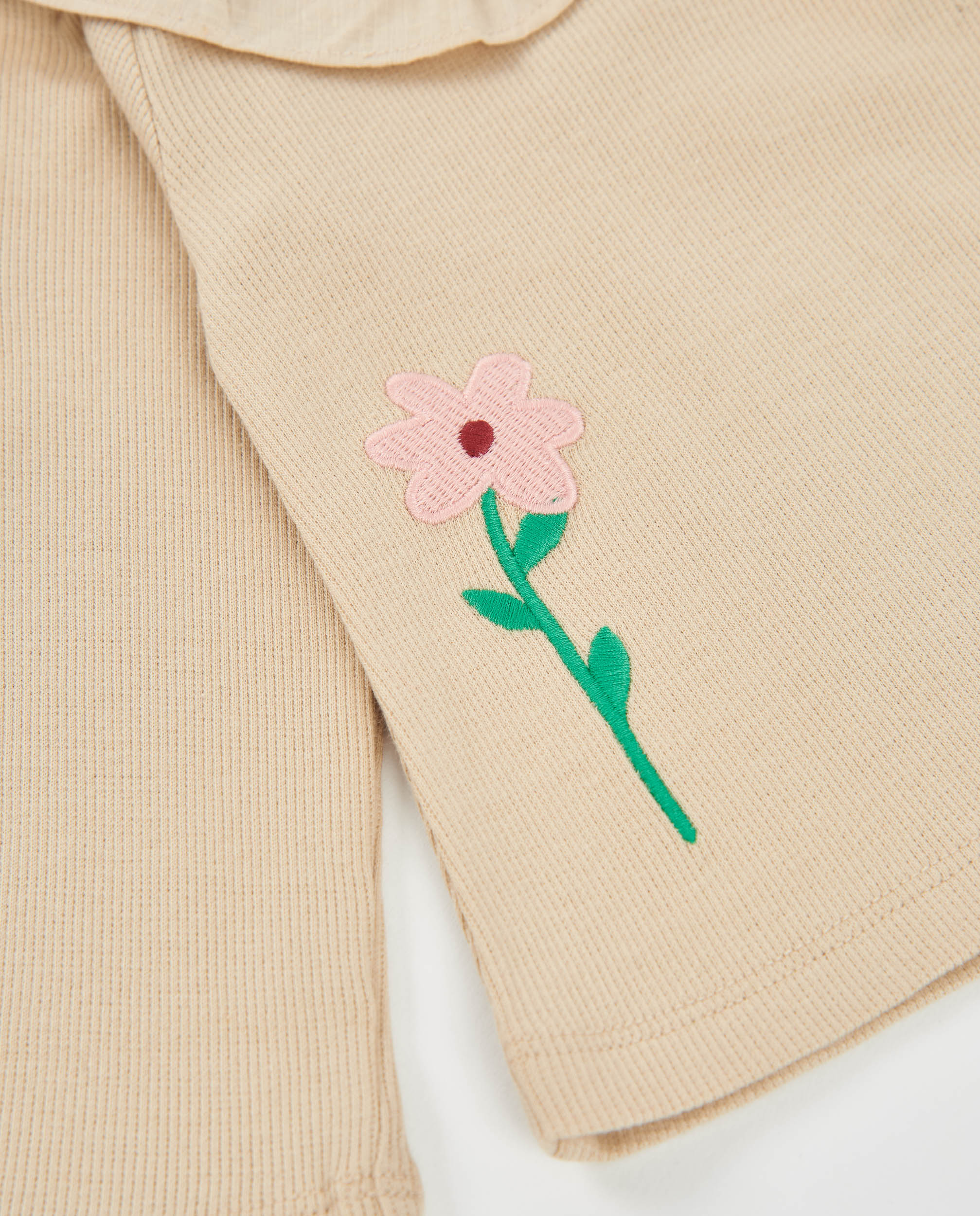 Camiseta de niña de punto con manga larga y detalle de volante